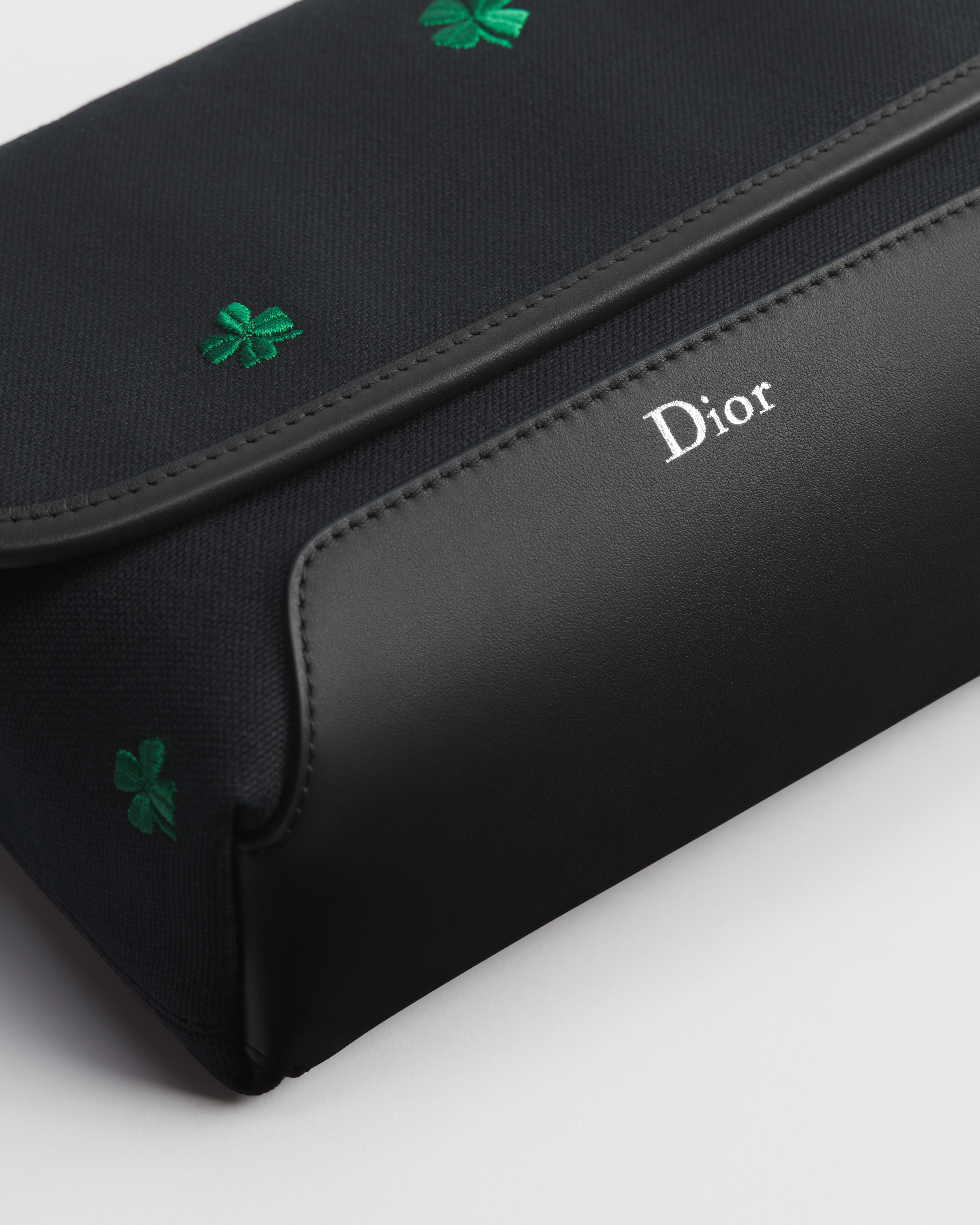 迷你 Dior Jett 翻盖信使包 黑色帆布 Dior Clover 图案刺绣 E10