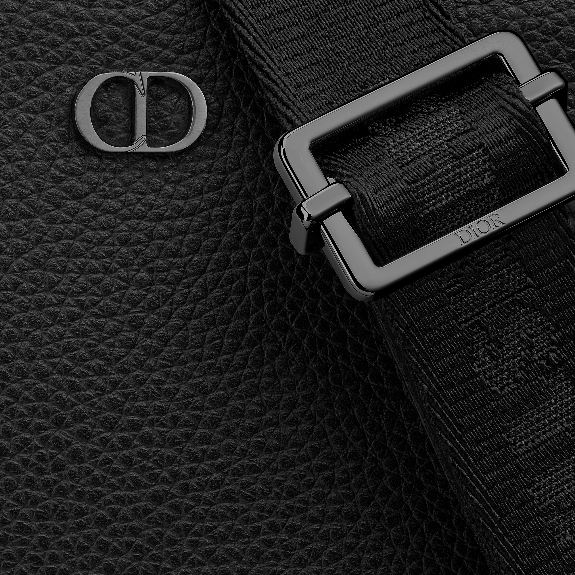 拉链手拿包（附肩带） 黑色粒面牛皮革 CD Icon 标志 E09