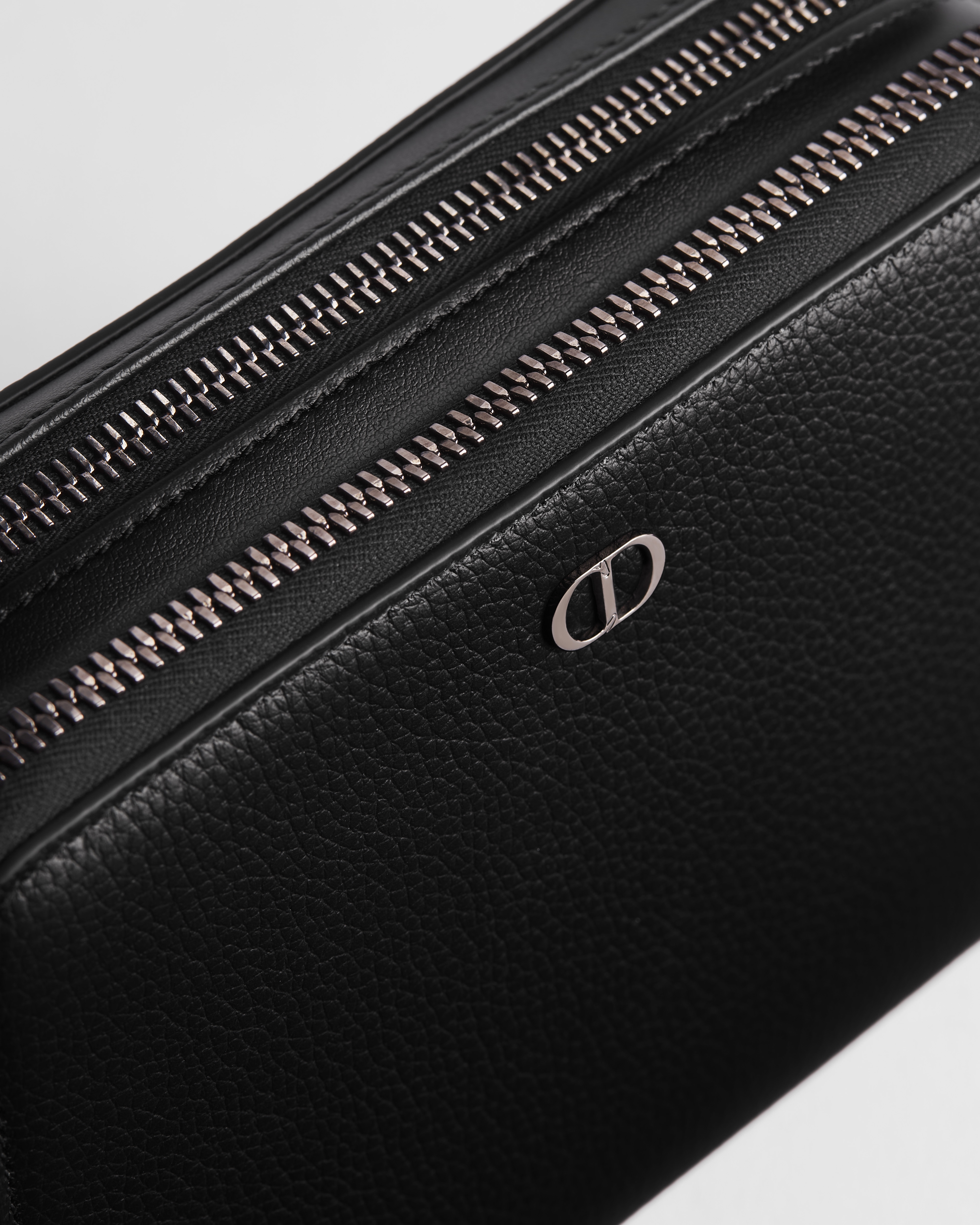 拉链手拿包（附肩带） 黑色粒面牛皮革 CD Icon 标志 E10