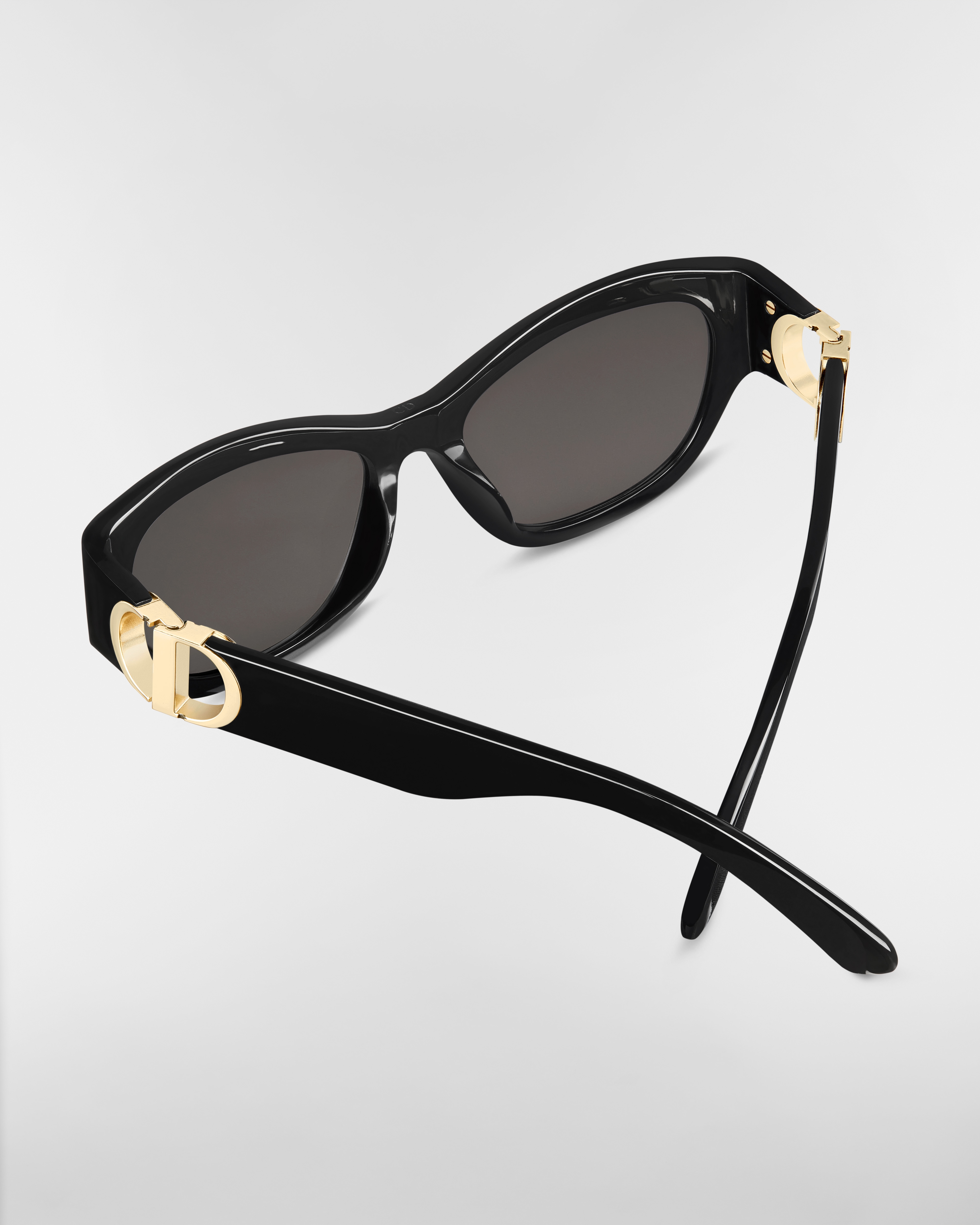 30Montaigne B5U 太阳眼镜 黑色蝴蝶形镜框 E09