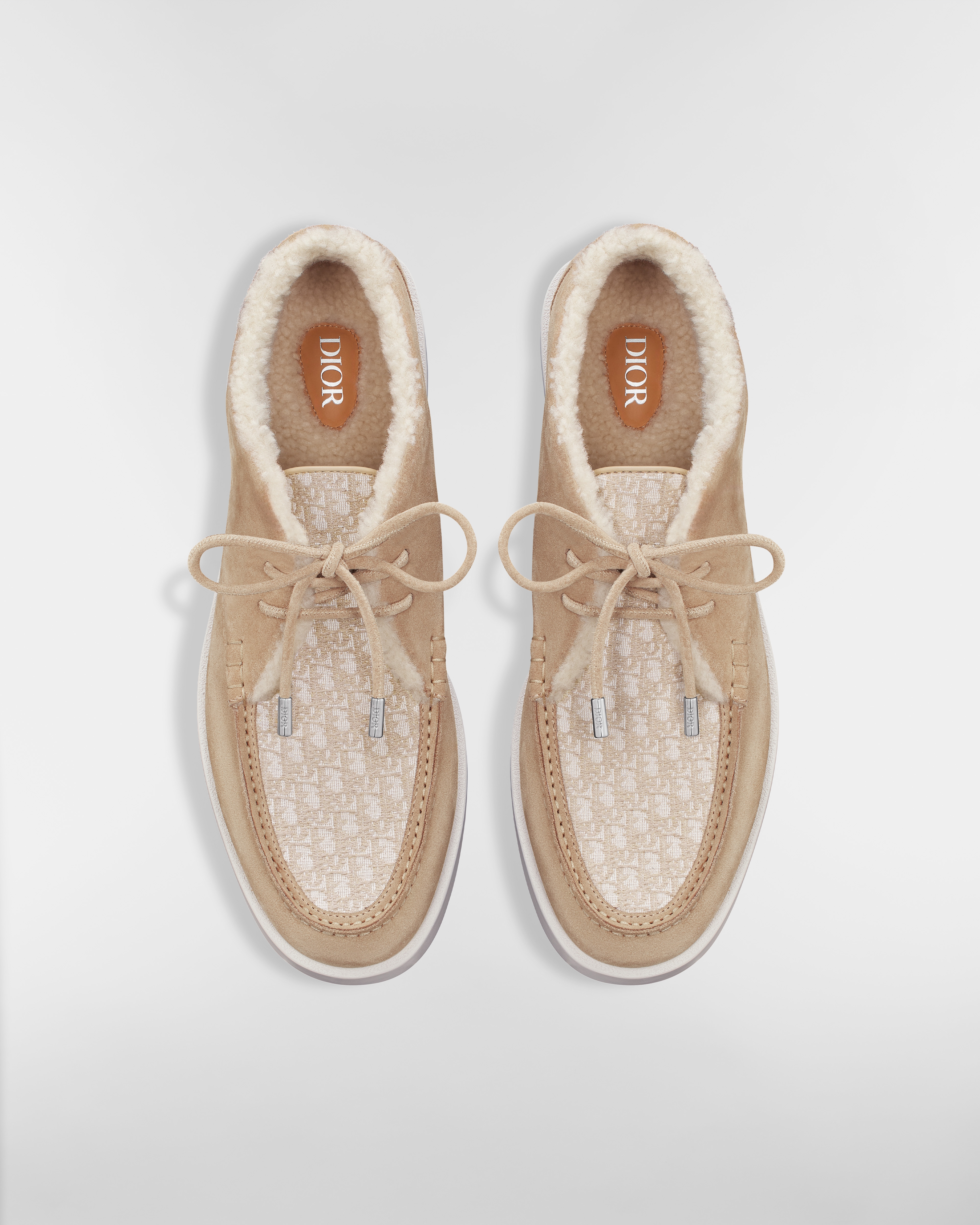 Dior Granville 高帮马球靴 米色绒面革、米色 Oblique 印花面料和奶油白色羊毛皮 E06