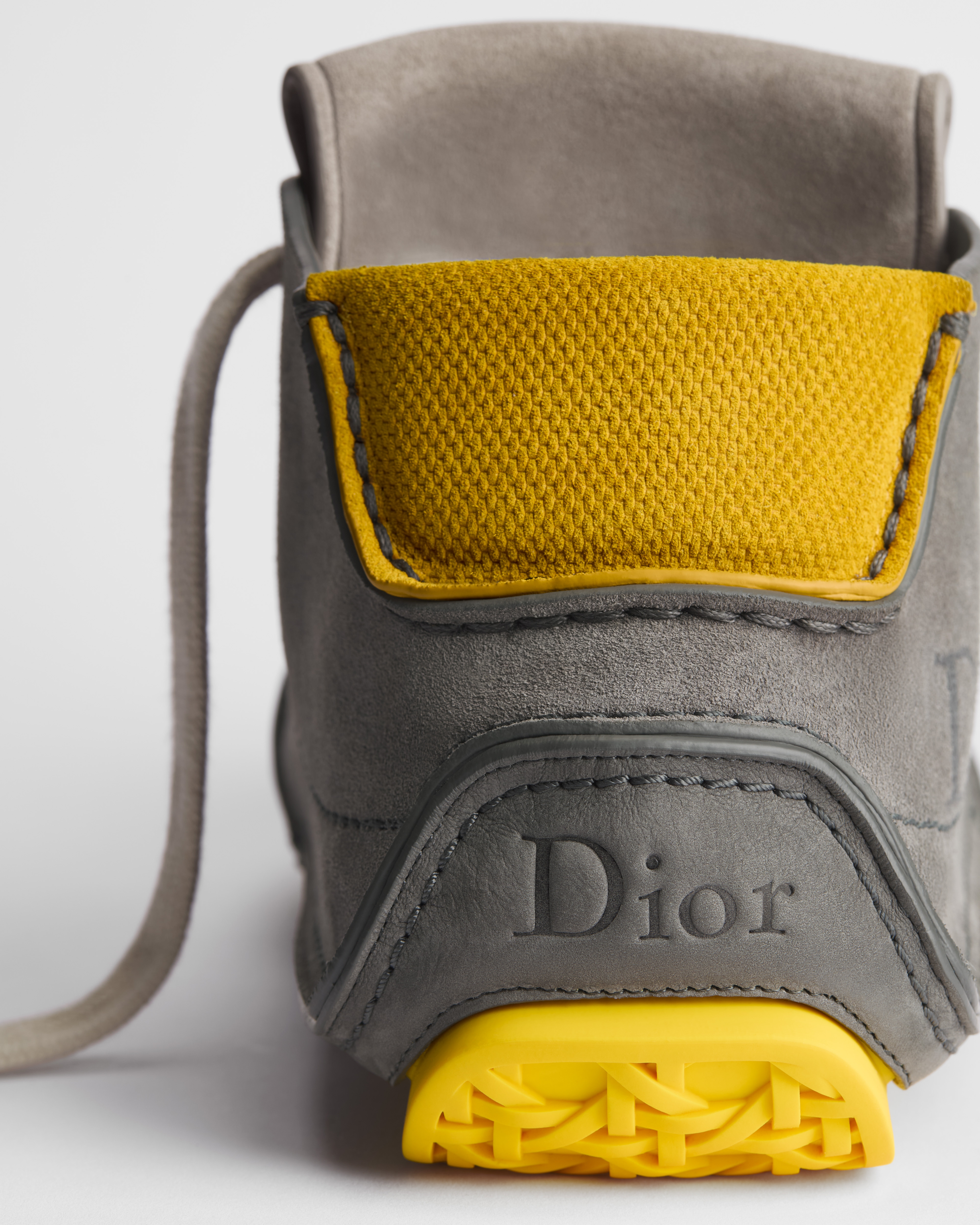 Dior Roadie 系带靴子 灰色磨砂革搭配灰色、海军蓝色和黄色绒面革 E08