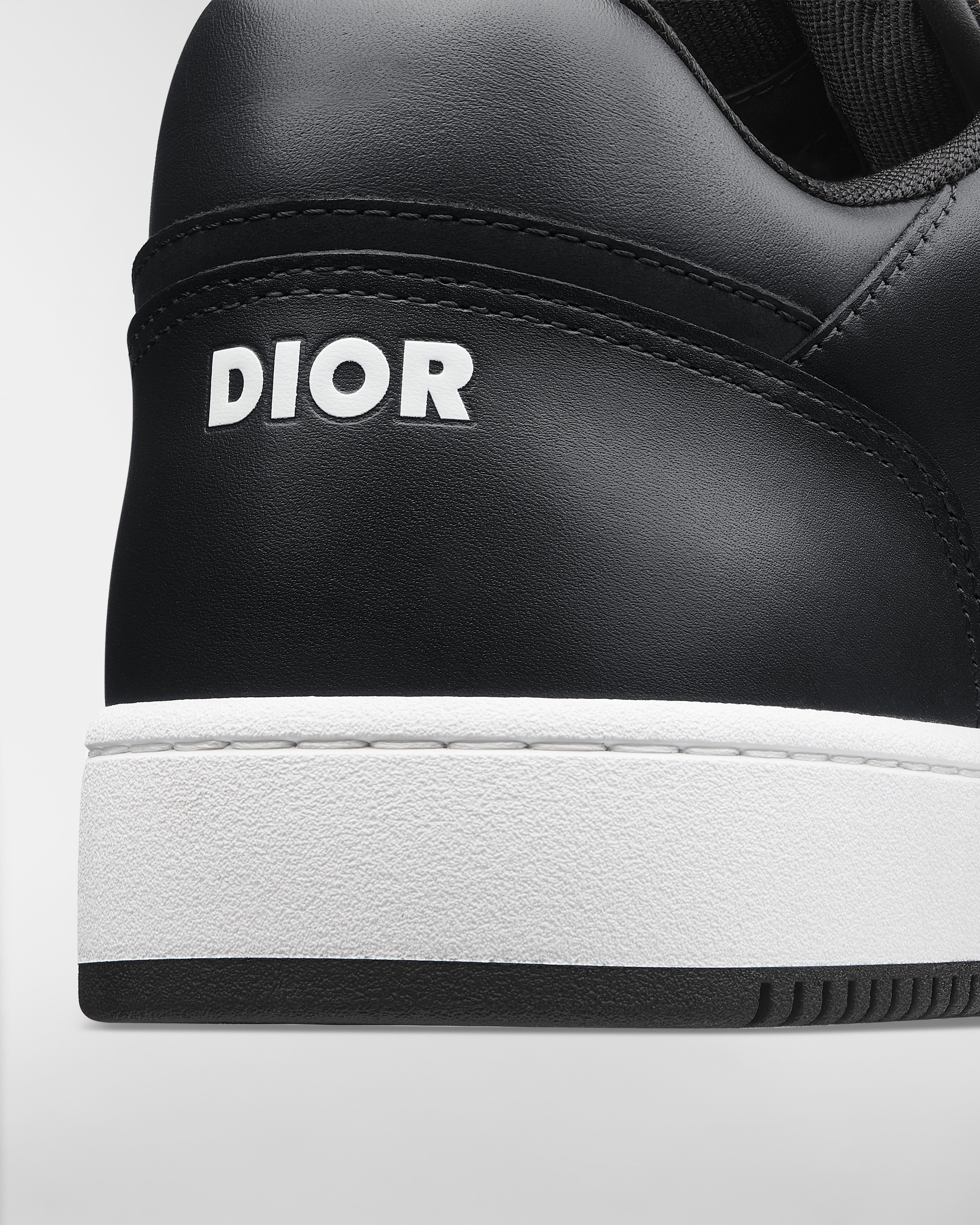 B27 Uptown 低帮运动鞋 黑色光滑牛皮革搭配银色调金属光泽黑色 Oblique 印花面料 E09