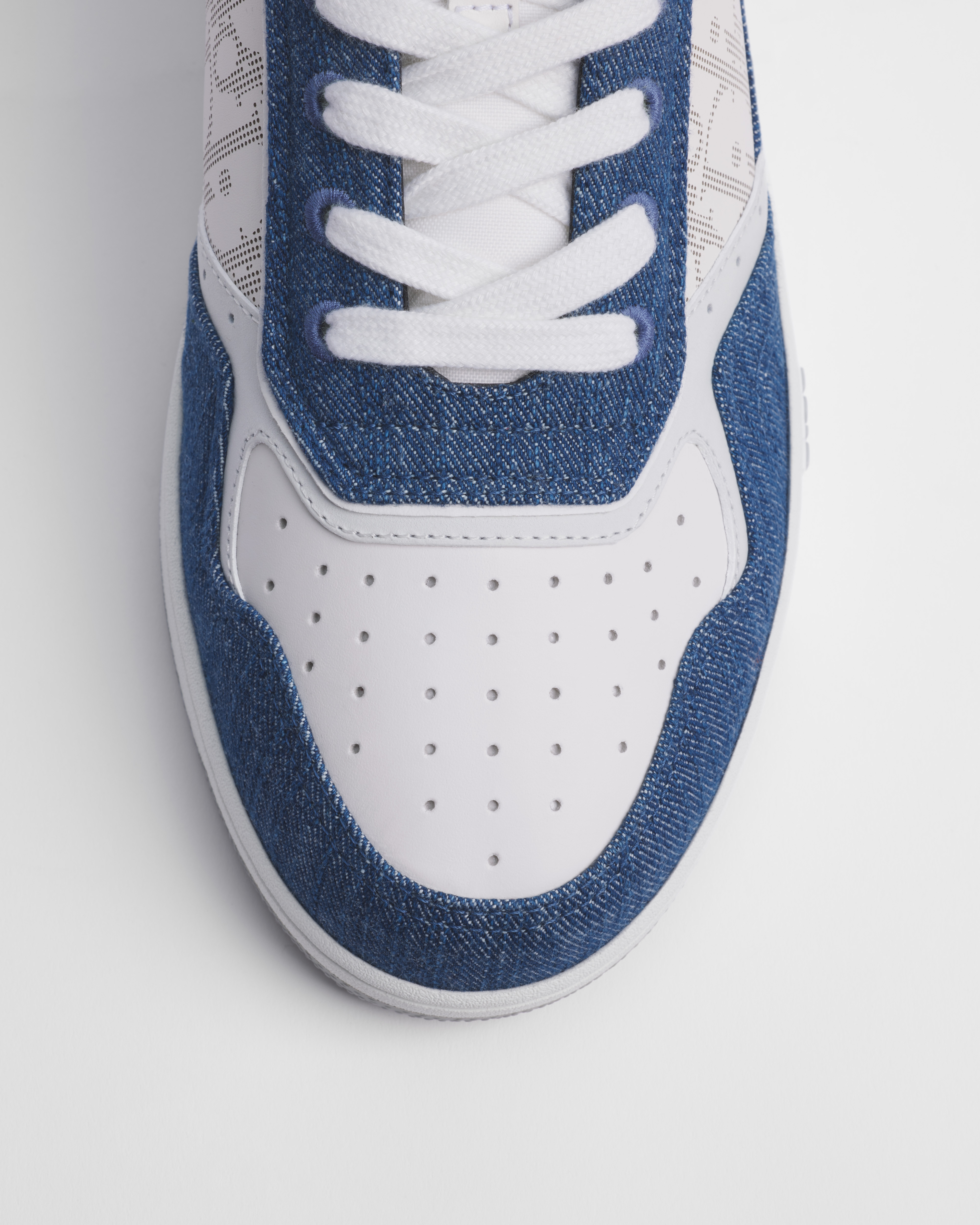 B27 Uptown 低帮运动鞋 白色光滑牛皮革，蓝色牛仔面料和白色 Oblique Galaxy 印花效果皮革 E06