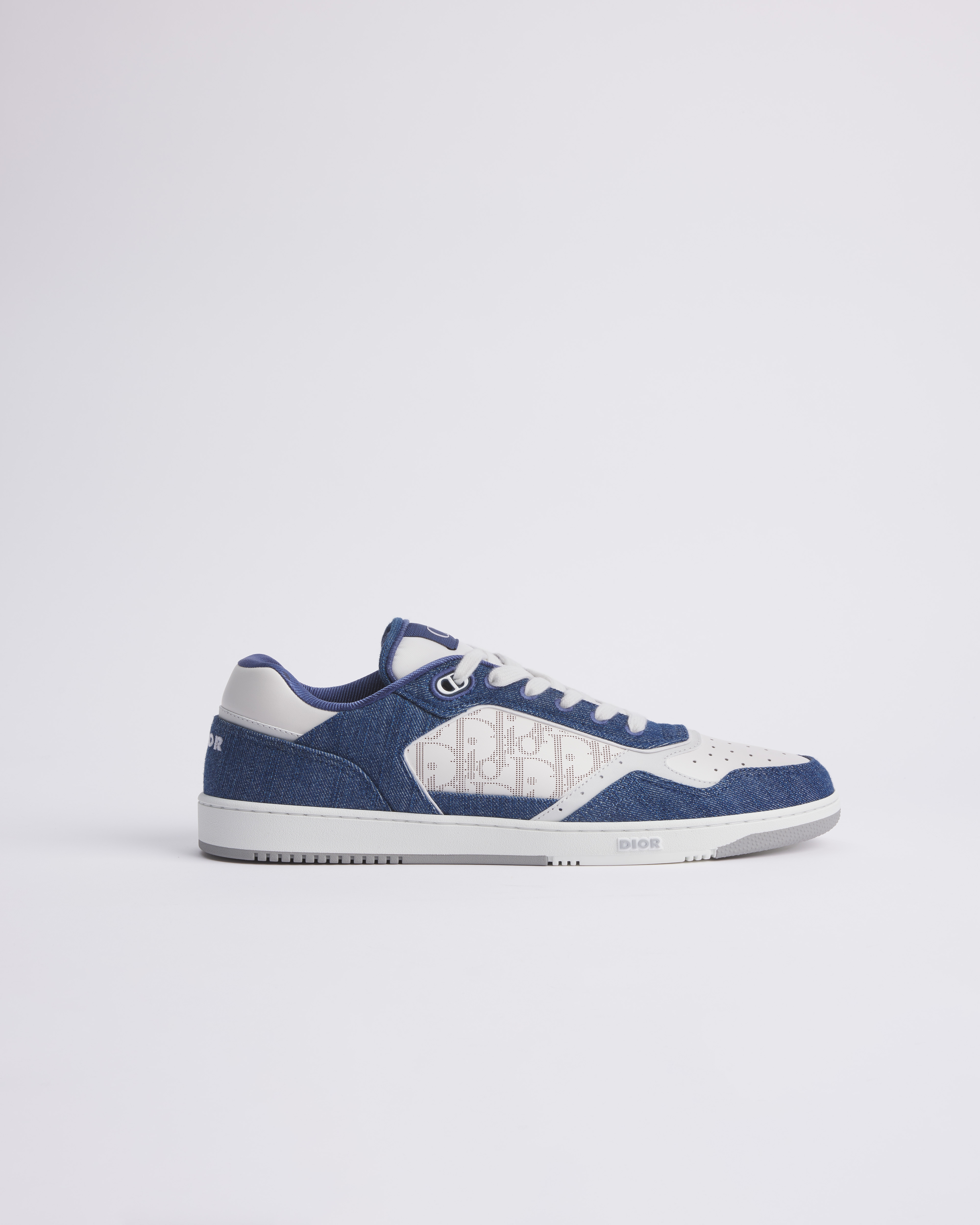 B27 Uptown 低帮运动鞋 白色光滑牛皮革，蓝色牛仔面料和白色 Oblique Galaxy 印花效果皮革 E10