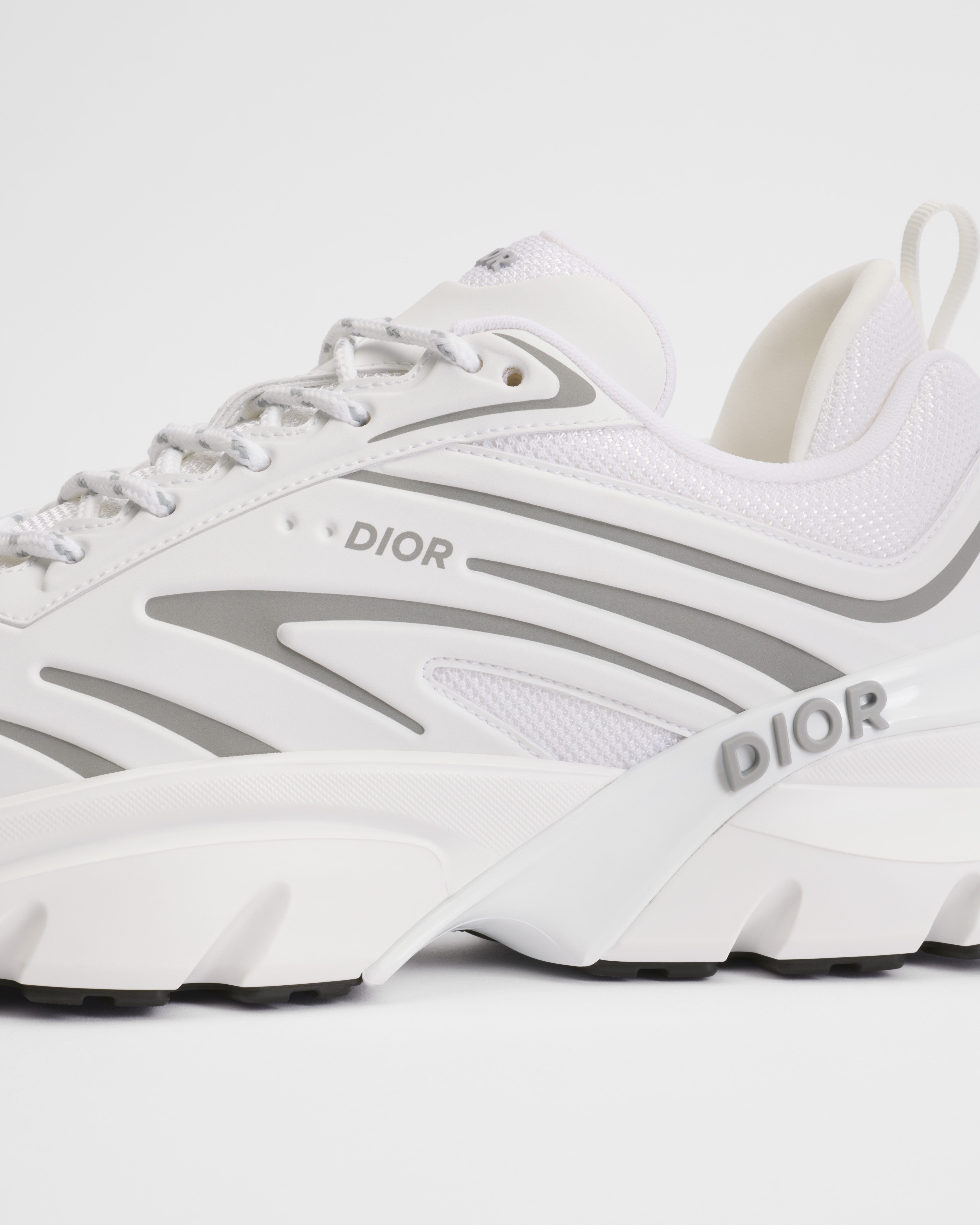 B44 Blade 运动鞋 白色网眼织物和白色科技面料 E11