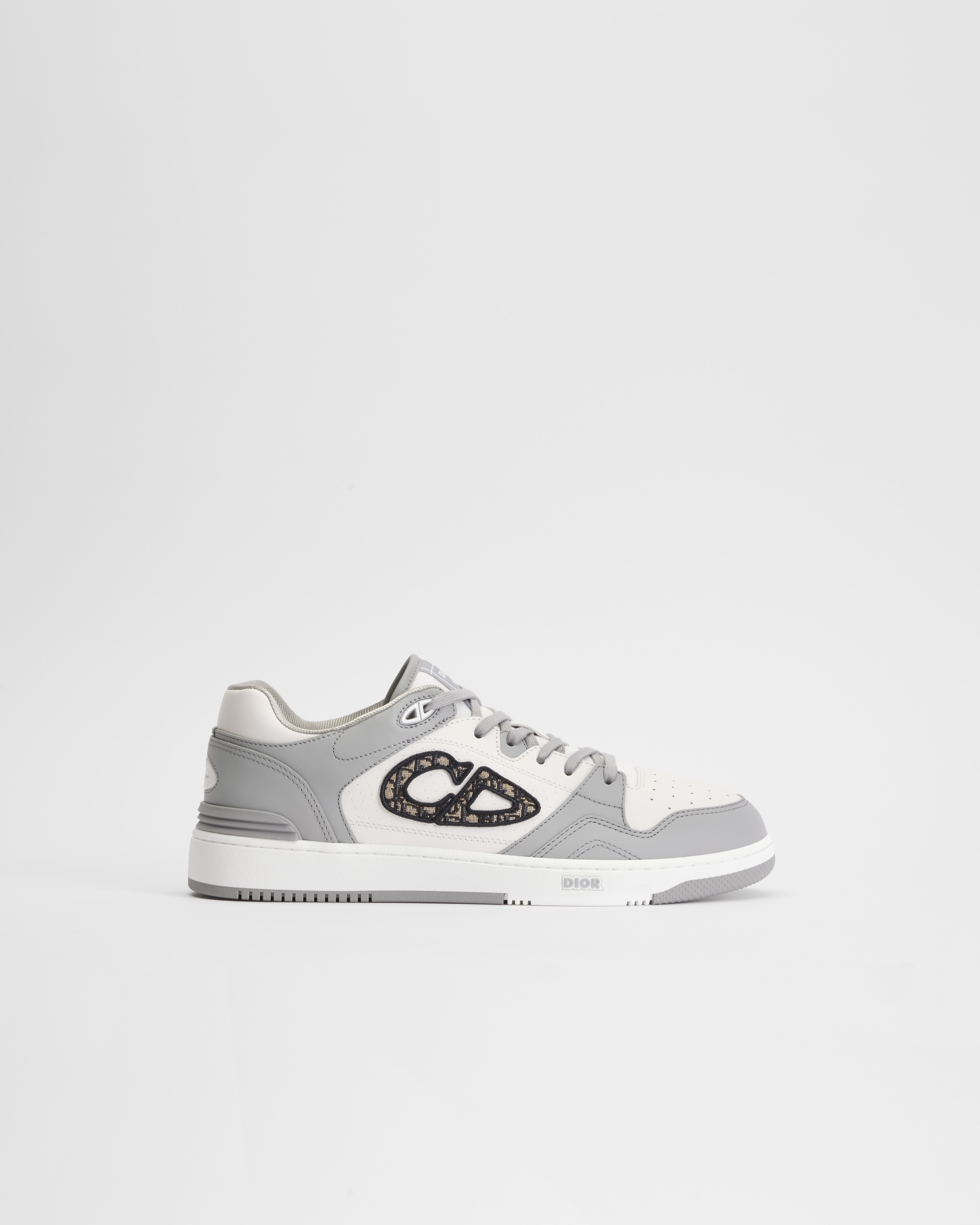 B57 Dribble 低帮运动鞋 迪奥灰和白色光滑牛皮革，米色和黑色 Oblique 印花面料 E02