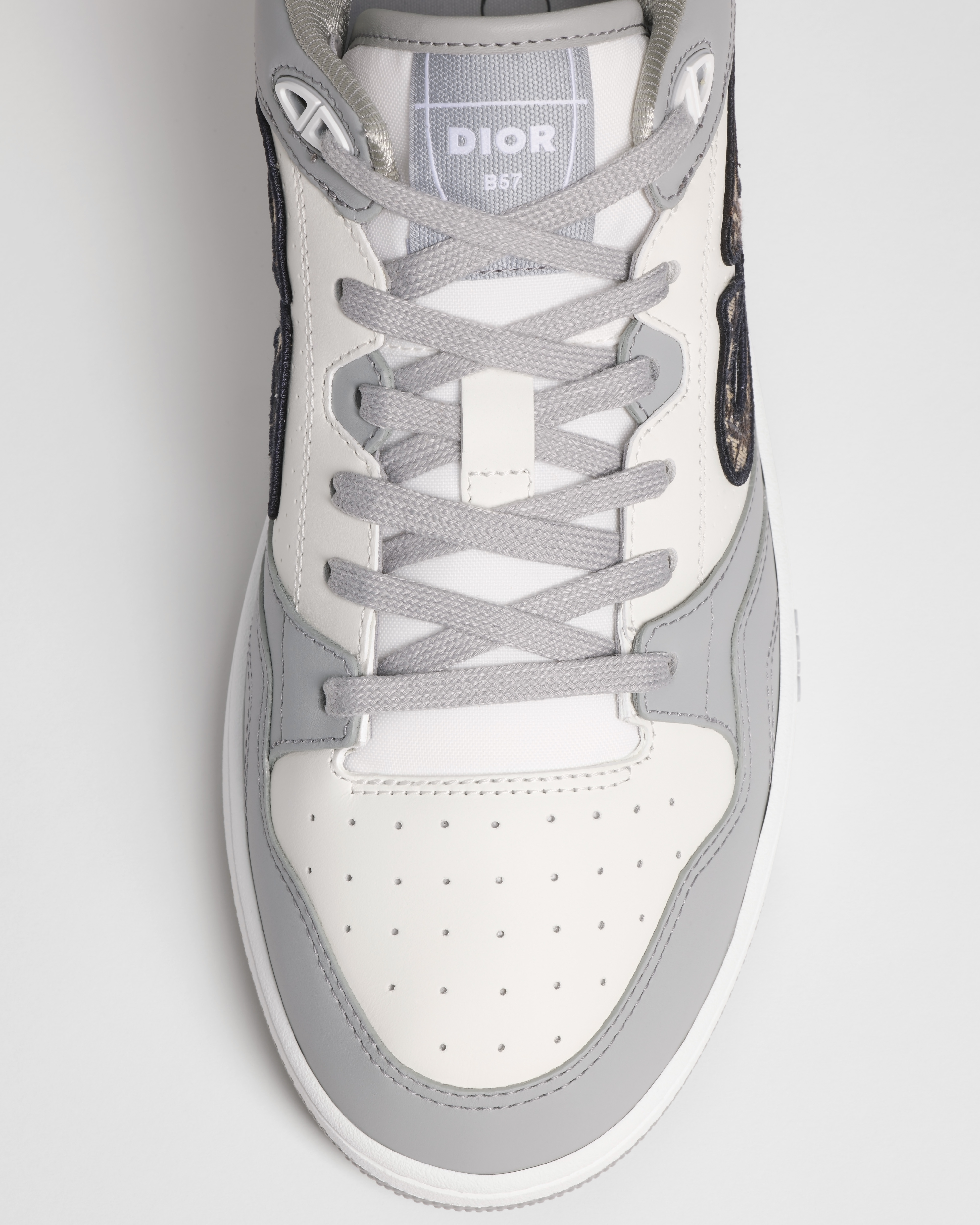 B57 Dribble 低帮运动鞋 迪奥灰和白色光滑牛皮革，米色和黑色 Oblique 印花面料 E06