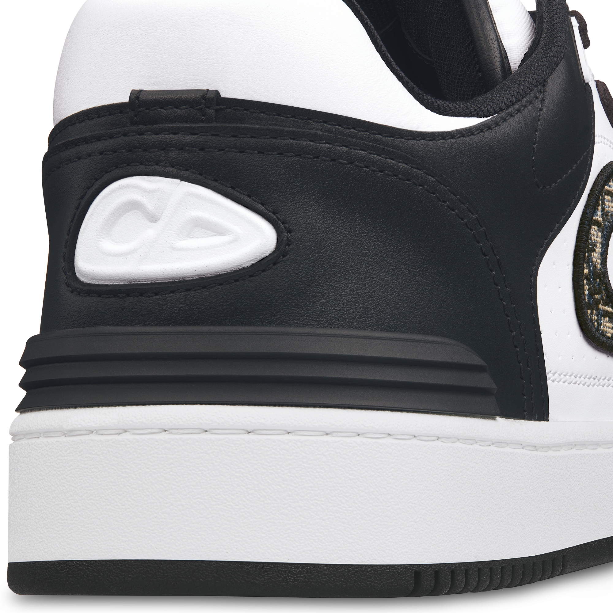 B57 Dribble 低帮运动鞋 黑色和白色光滑牛皮革搭配米色和黑色 Oblique 印花面料 E09