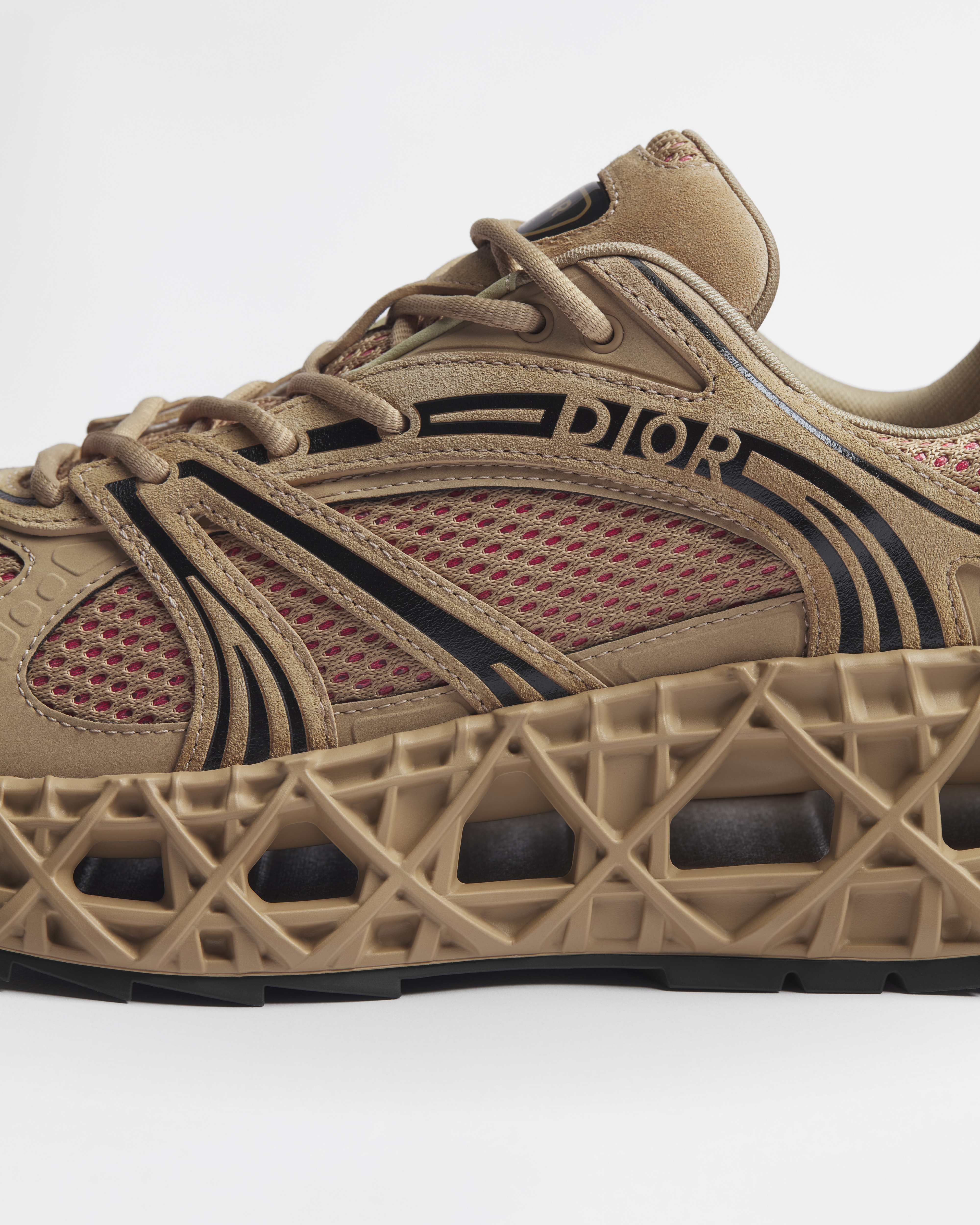 B35 NXXT 运动鞋 米色绒面革、米色科技面料和红色网眼织物 E11