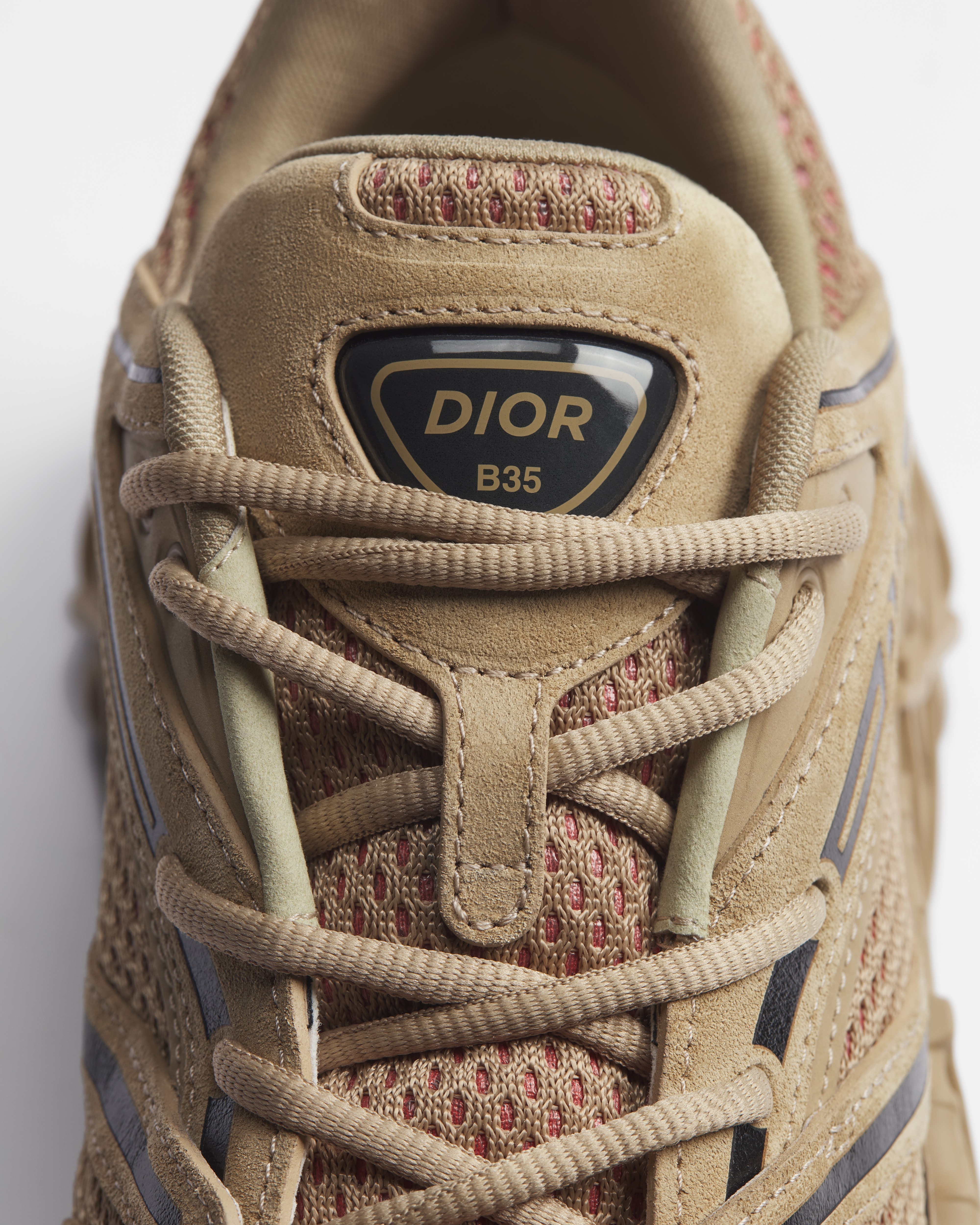 B35 NXXT 运动鞋 米色绒面革、米色科技面料和红色网眼织物 E12