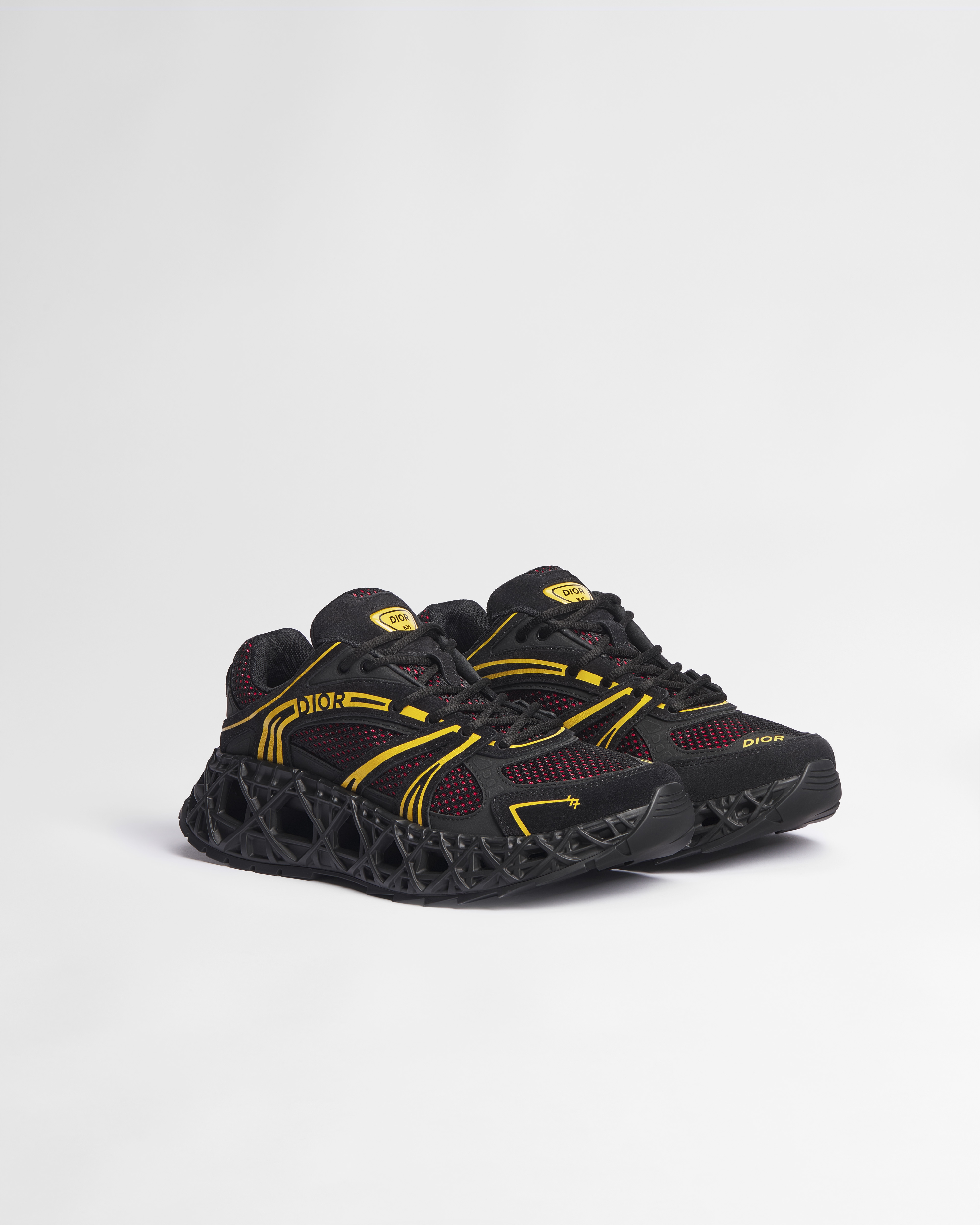 B35 NXXT 运动鞋 黑色绒面革、黑色和黄色科技面料和红色网眼织物 E03