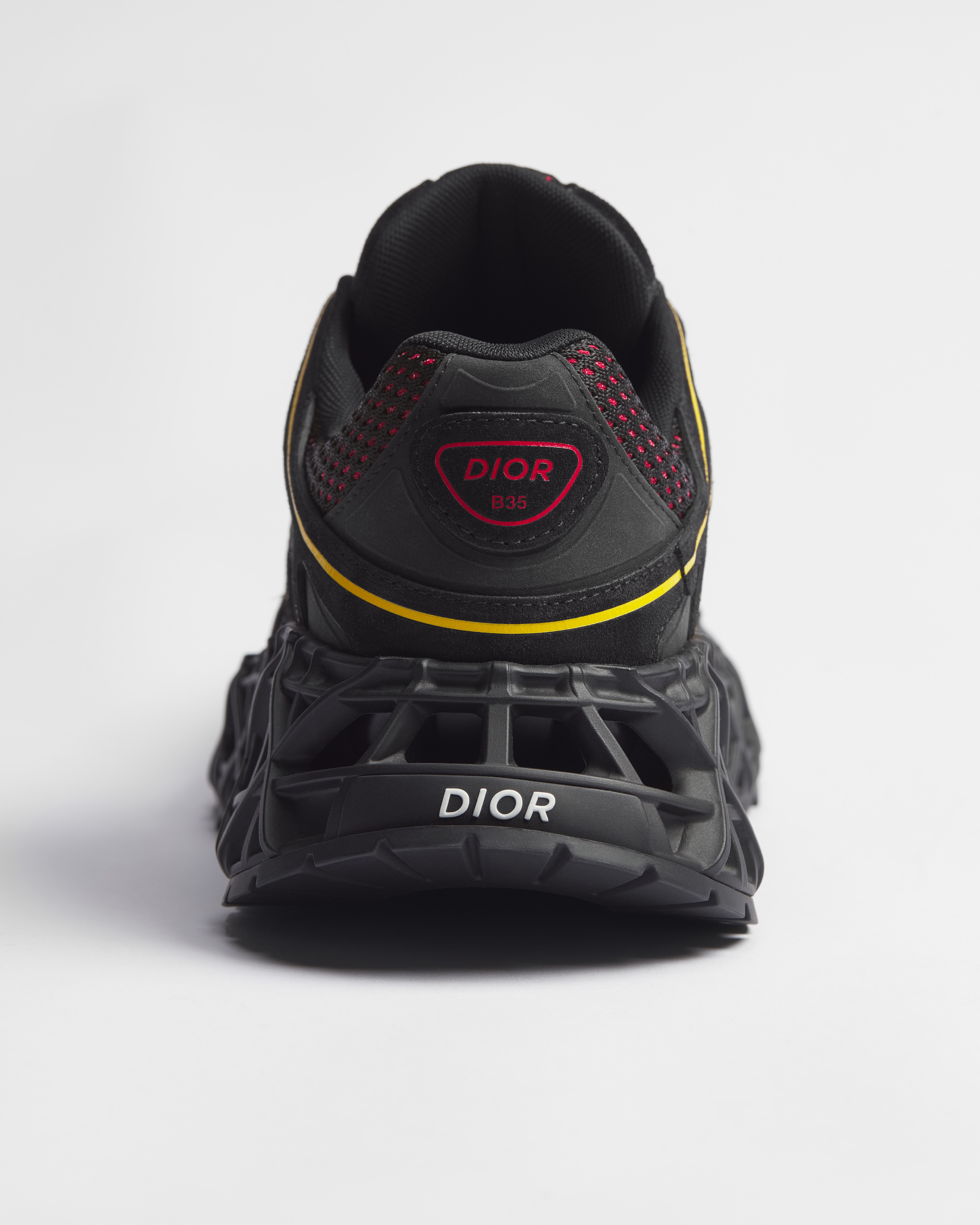 B35 NXXT 运动鞋 黑色绒面革、黑色和黄色科技面料和红色网眼织物 E10