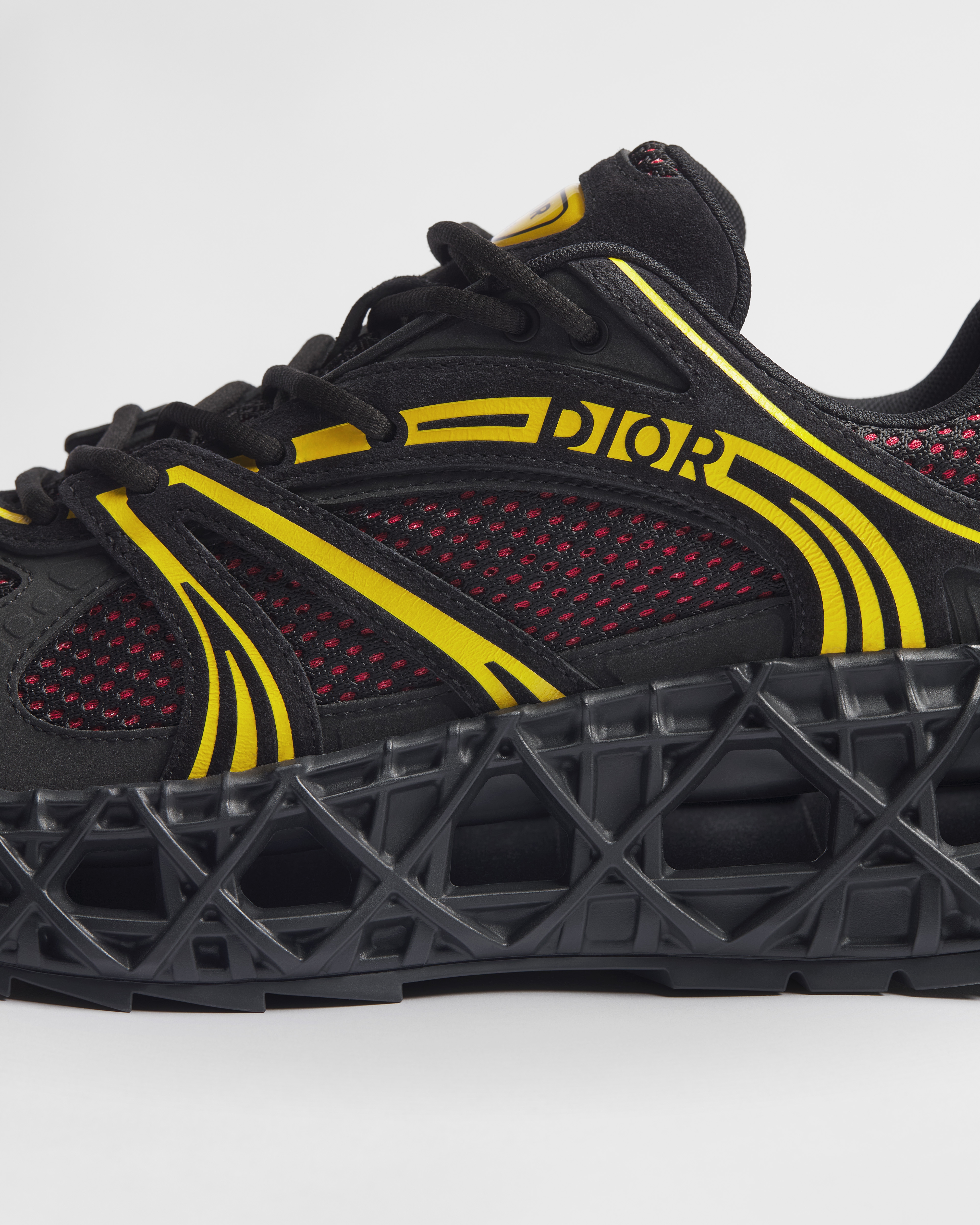 B35 NXXT 运动鞋 黑色绒面革、黑色和黄色科技面料和红色网眼织物 E11