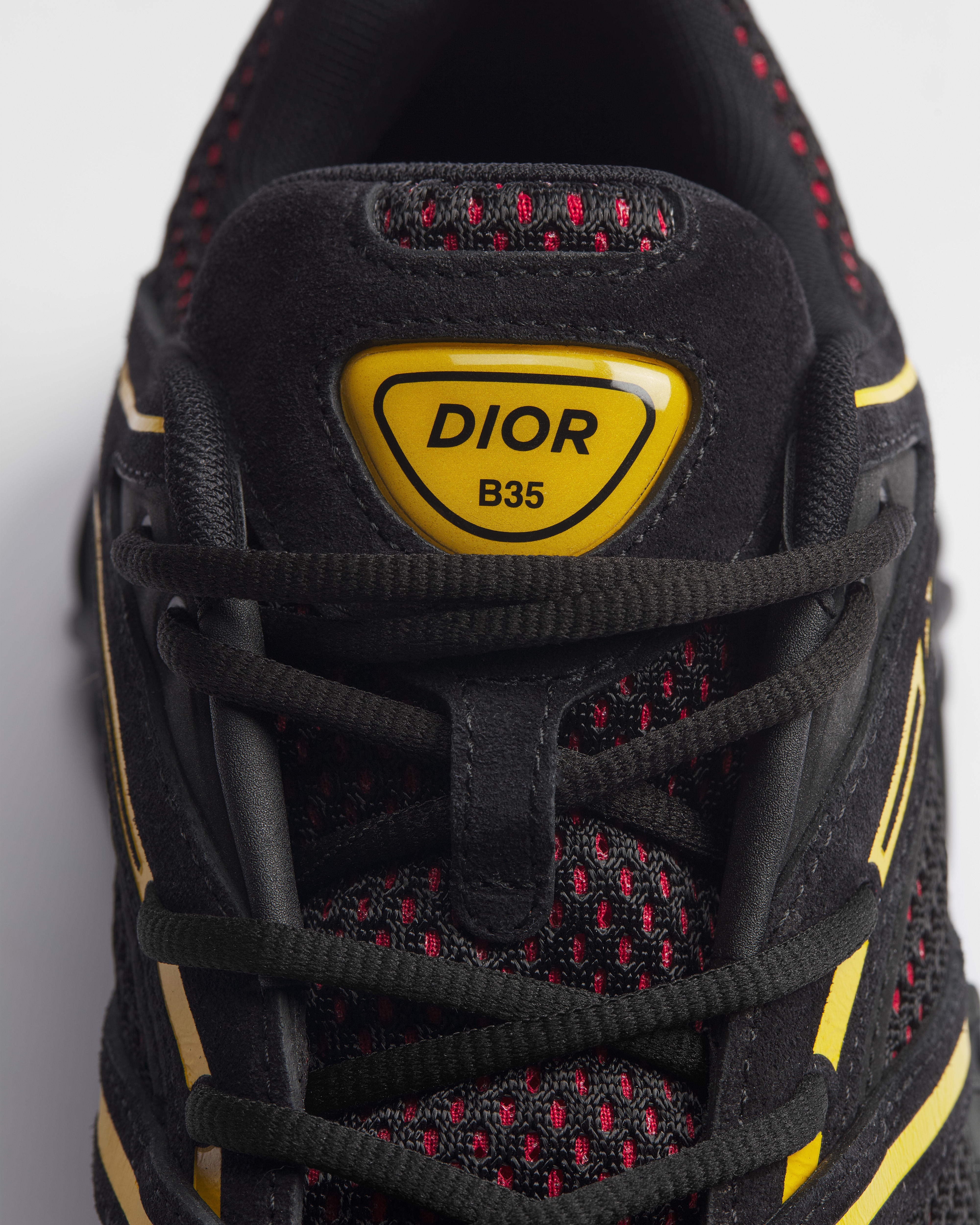 B35 NXXT 运动鞋 黑色绒面革、黑色和黄色科技面料和红色网眼织物 E12