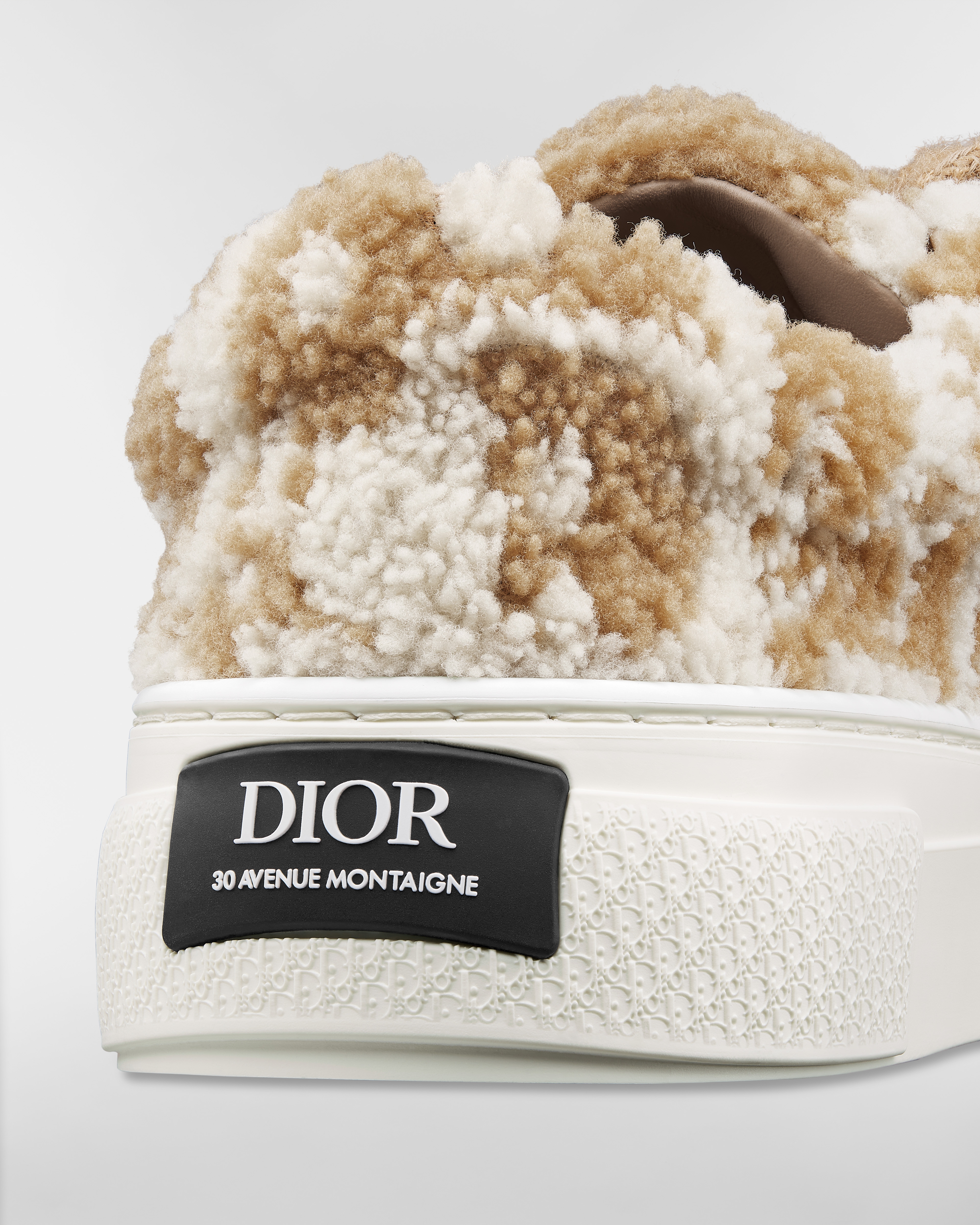 B33 Spin 运动鞋 – 限量编号版 驼色和奶油白色 Oblique 嵌花编织效果羊毛皮 E09