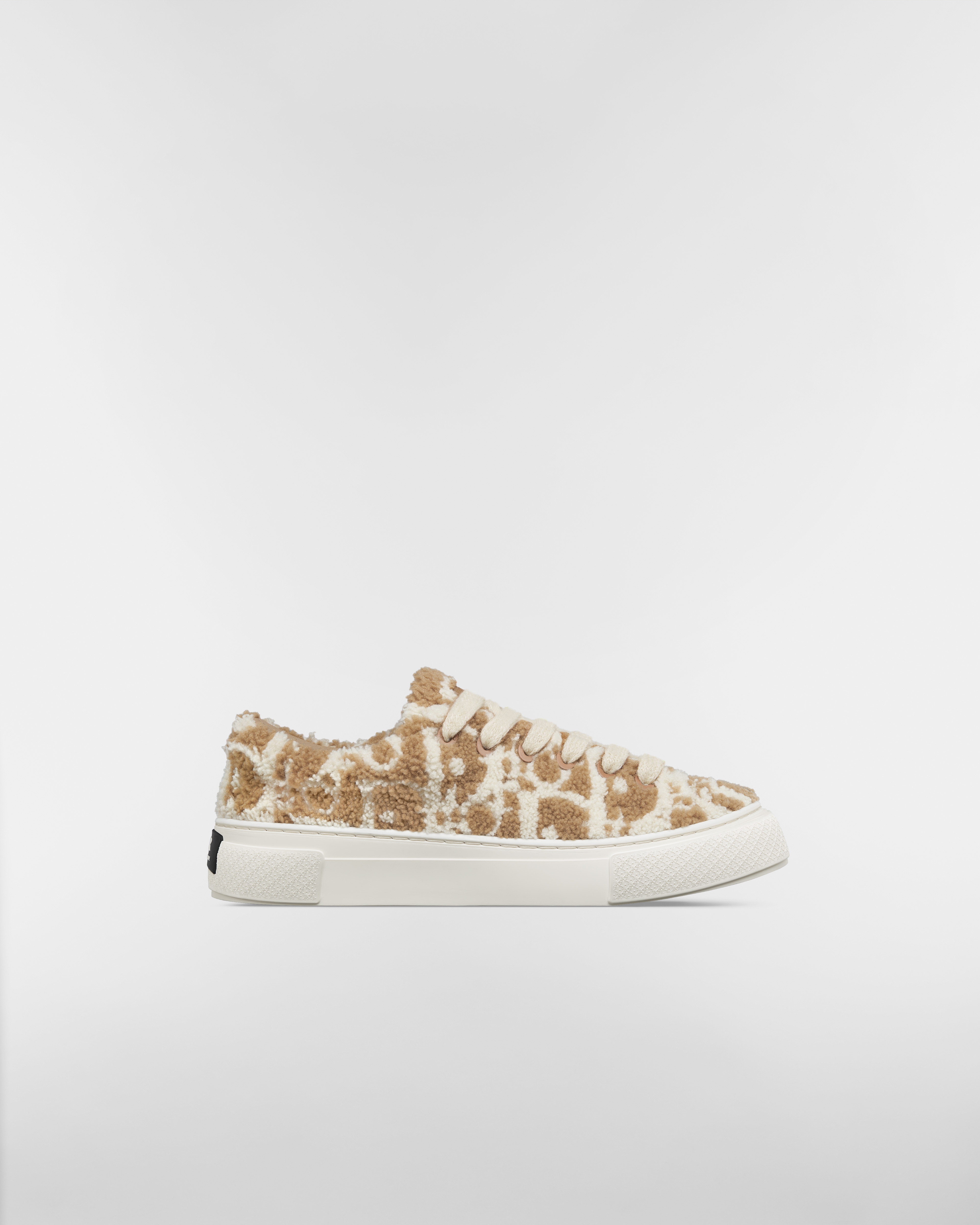 B33 Spin 运动鞋 – 限量编号版 驼色和奶油白色 Oblique 嵌花编织效果羊毛皮 E10