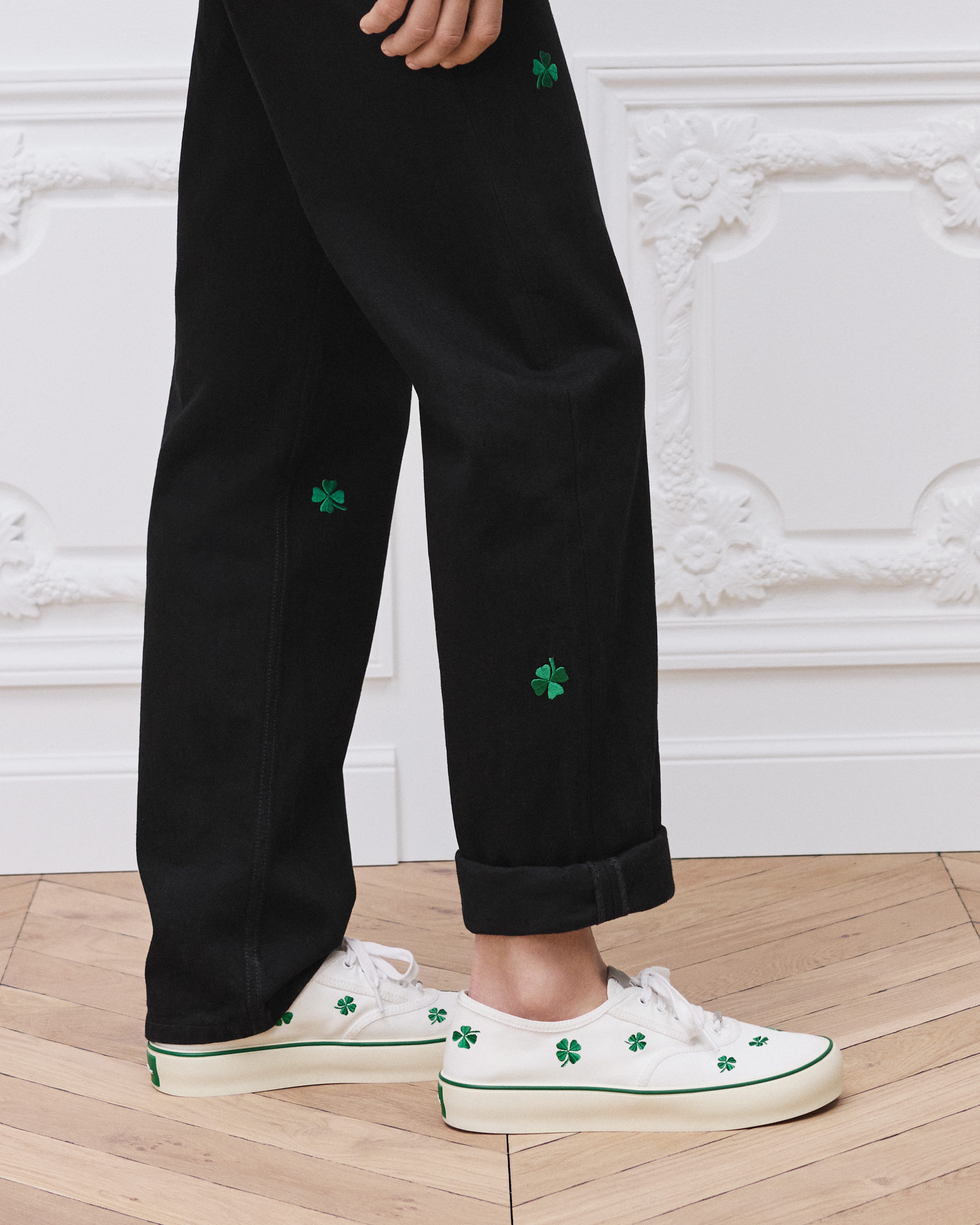 Dior Saltwind 运动鞋 白色棉质面料亮绿色 Dior Clover 图案刺绣 E14