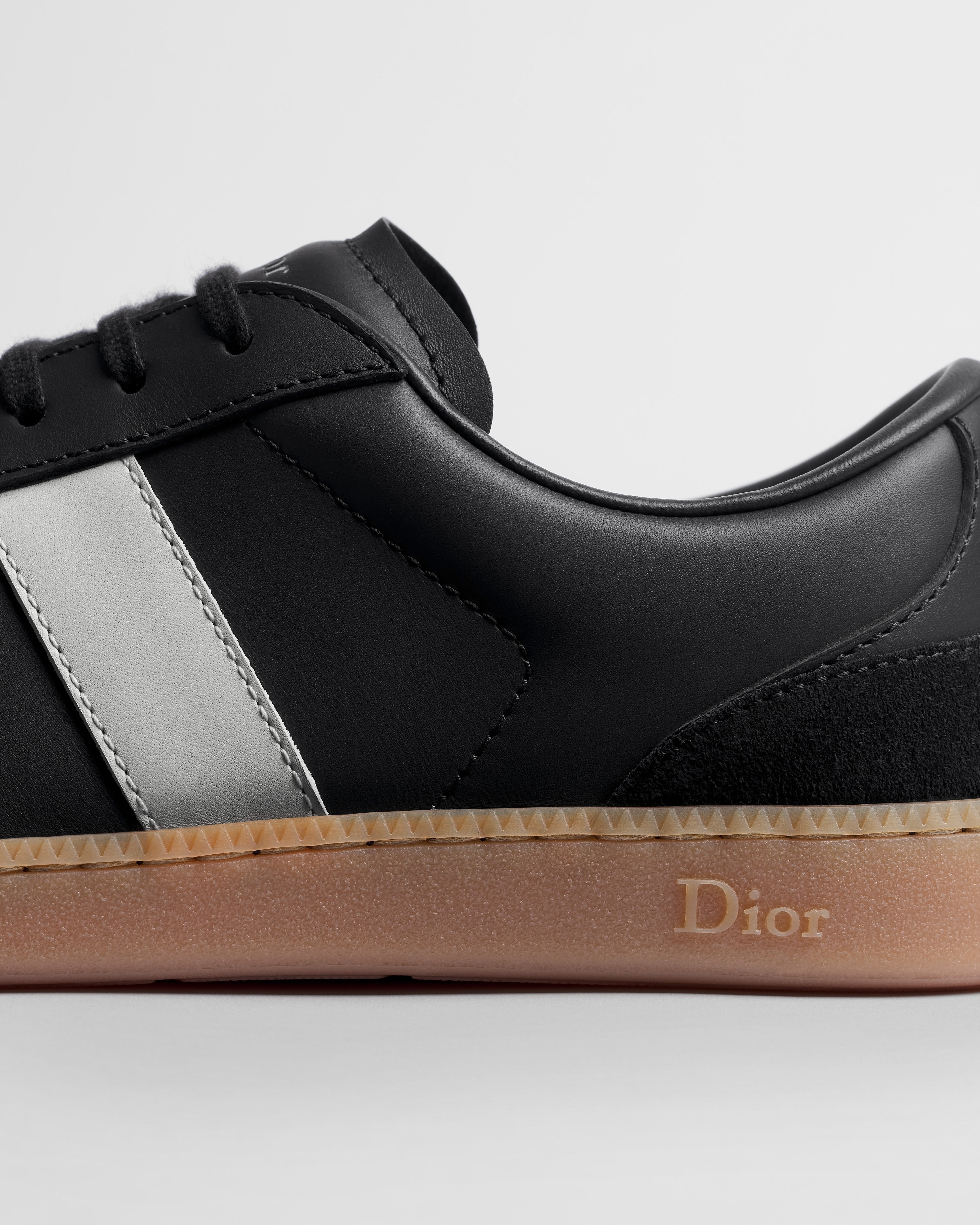 B01 Matchpoint 运动鞋 黑色和白色光滑牛皮革搭配黑色绒面革 E10