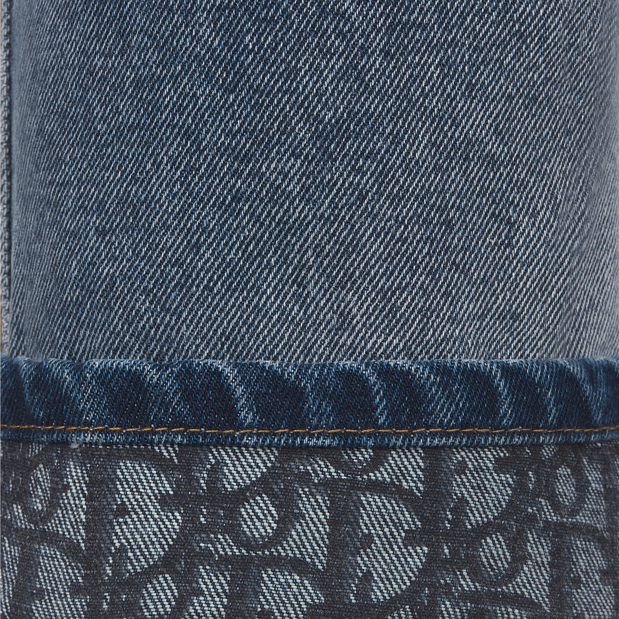 常规版型牛仔裤 蓝色石洗棉质牛仔布 Oblique 印花内部 E10