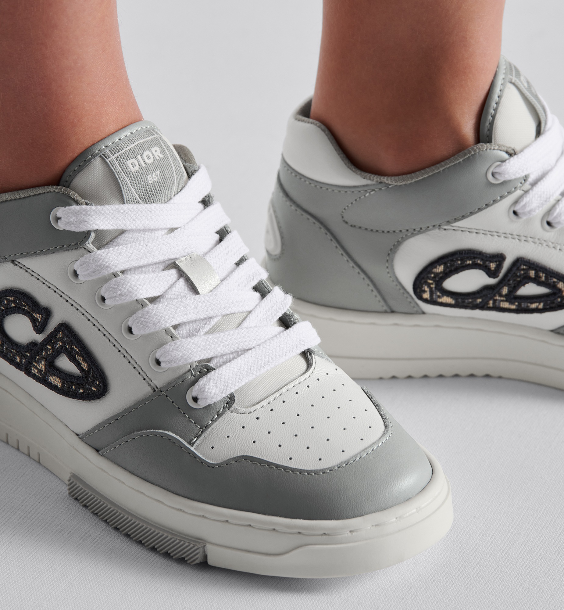 B57 Dribble 中帮运动鞋儿童款 灰色和白色光滑牛皮革搭配米色和黑色 Oblique 印花面料 E11