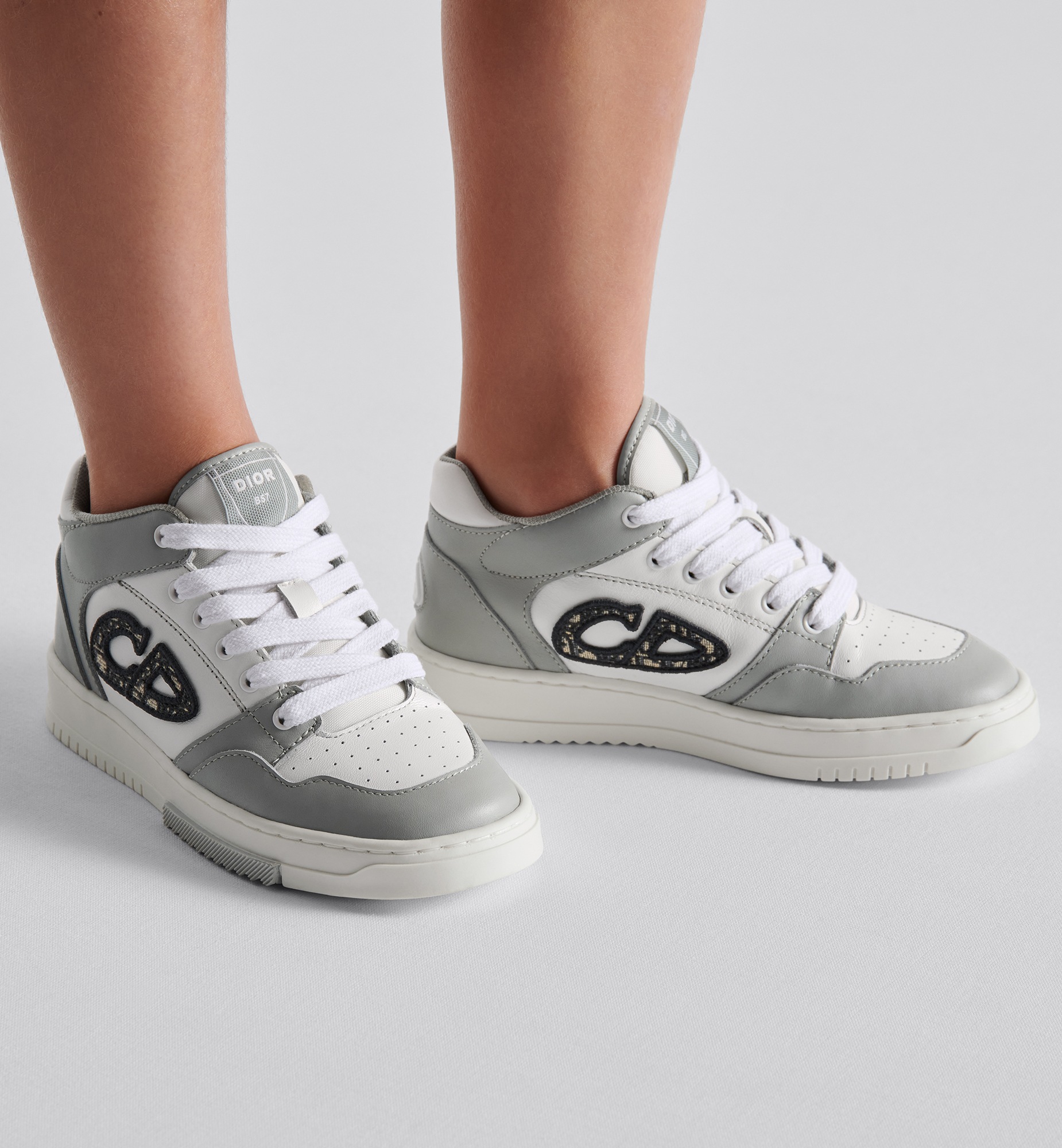 B57 Dribble 中帮运动鞋儿童款 灰色和白色光滑牛皮革搭配米色和黑色 Oblique 印花面料 E12