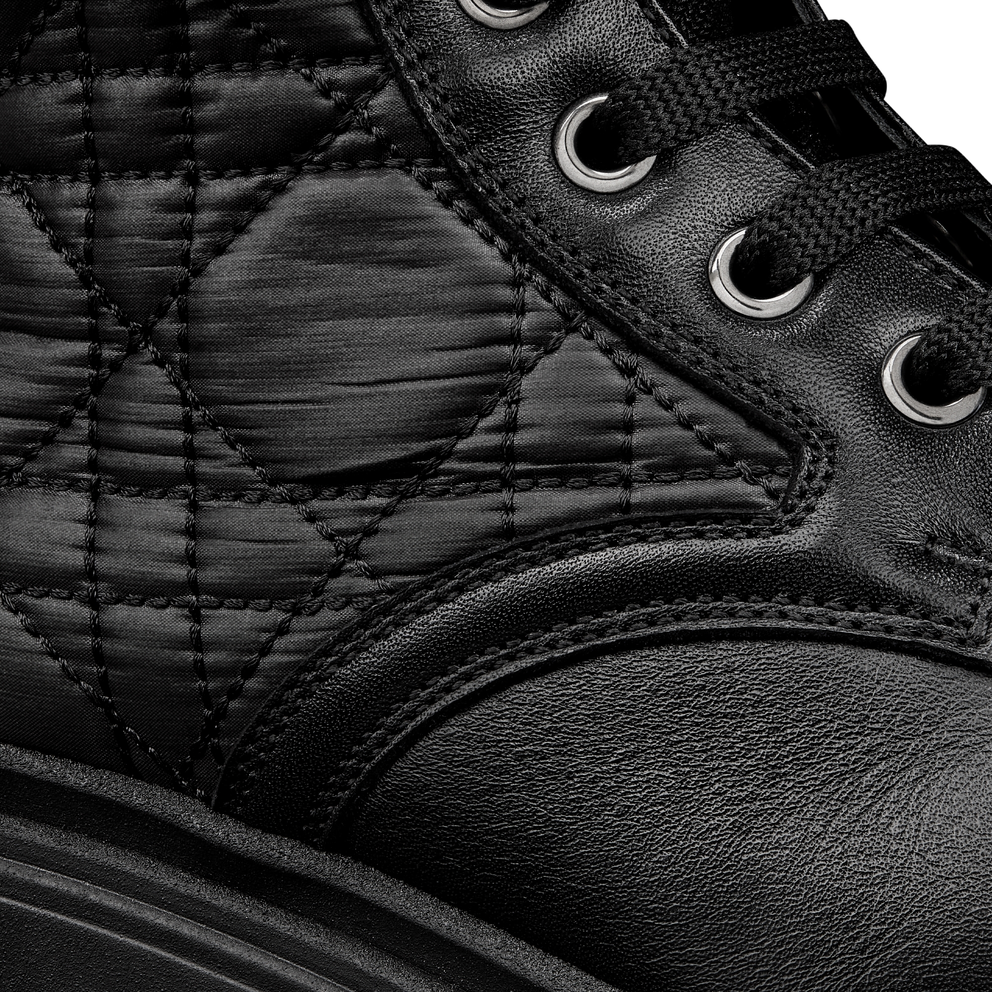 儿童及踝靴 黑色牛皮革、科技面料和仿羊羔绒藤格纹 E09