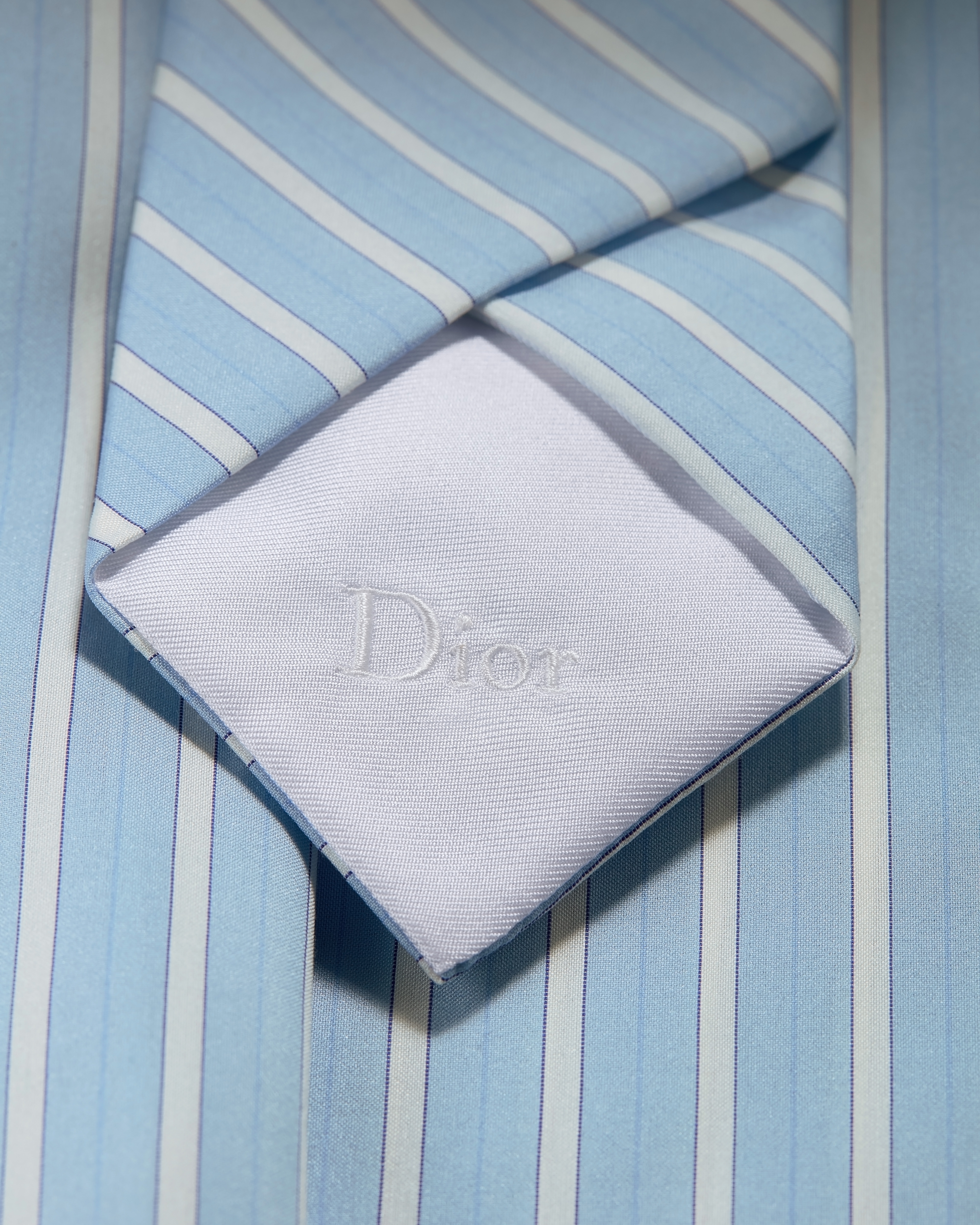 衬衫 蓝色和白色桑蚕丝面料 D-Stripes 图案搭配系带效果衣领 E09
