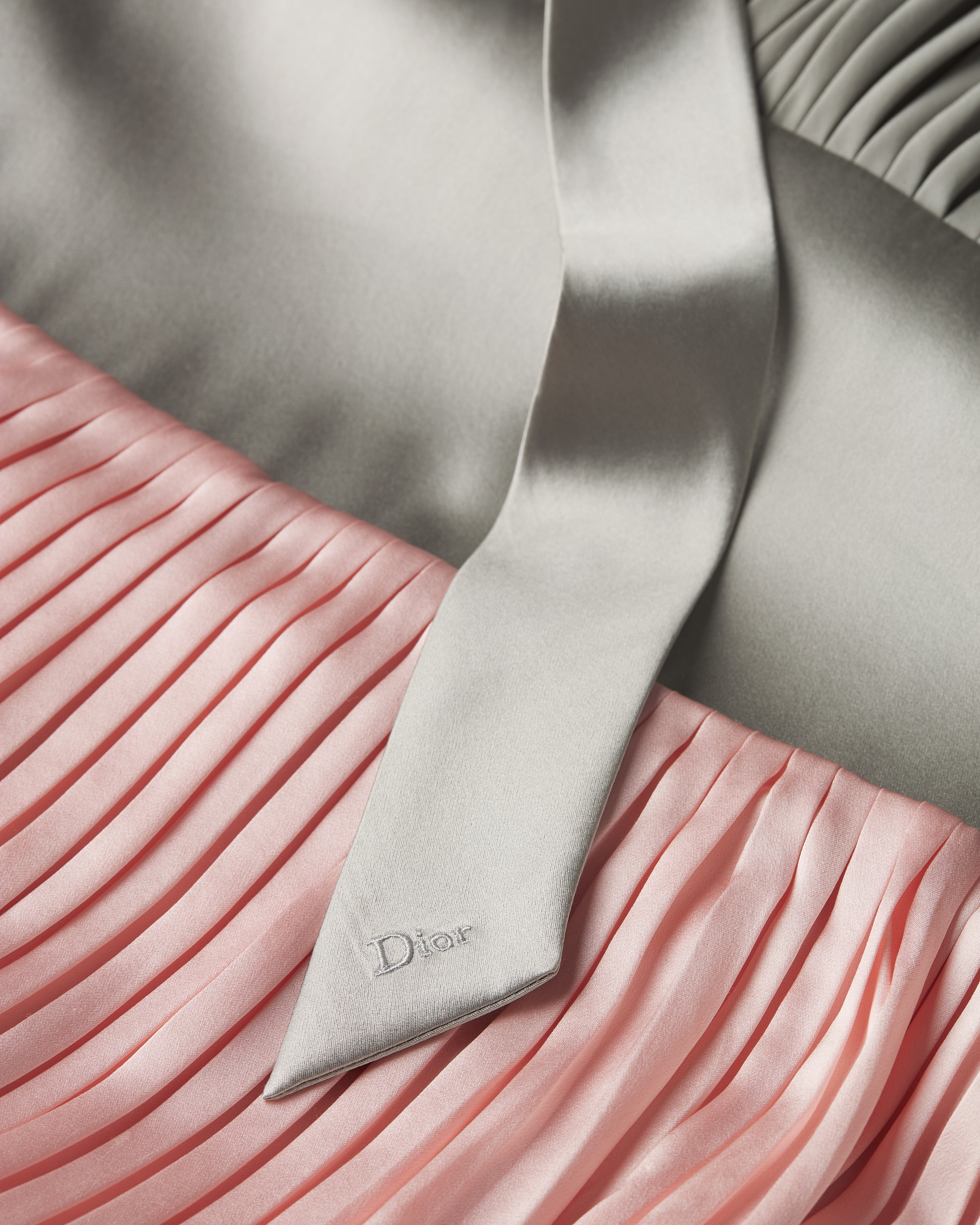 褶裥连衣裙 灰色和粉色桑蚕丝斜纹面料搭配腰带 E10