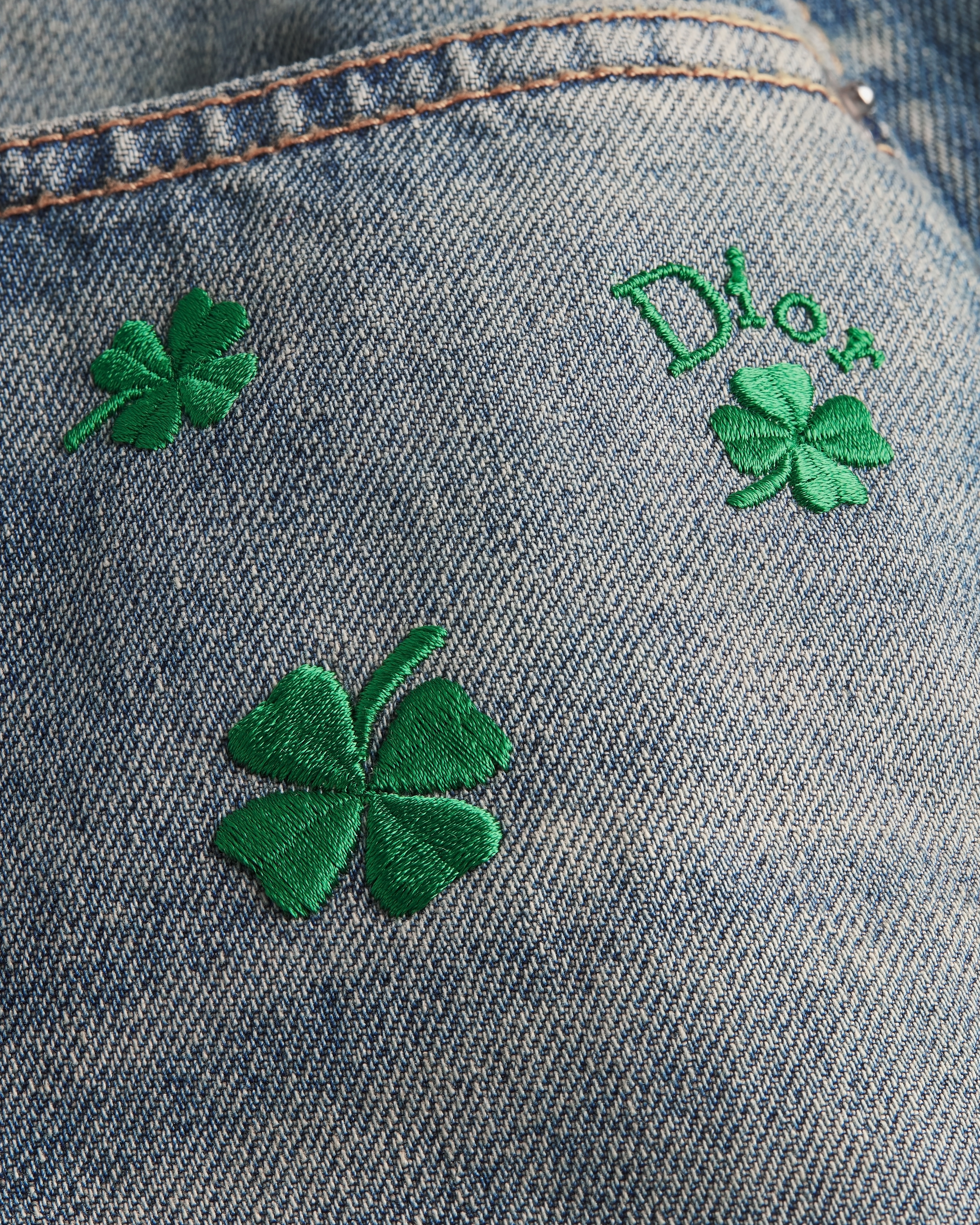 迷你裙 蓝色石洗棉质牛仔布绿色 Dior Clover 图案刺绣 E09