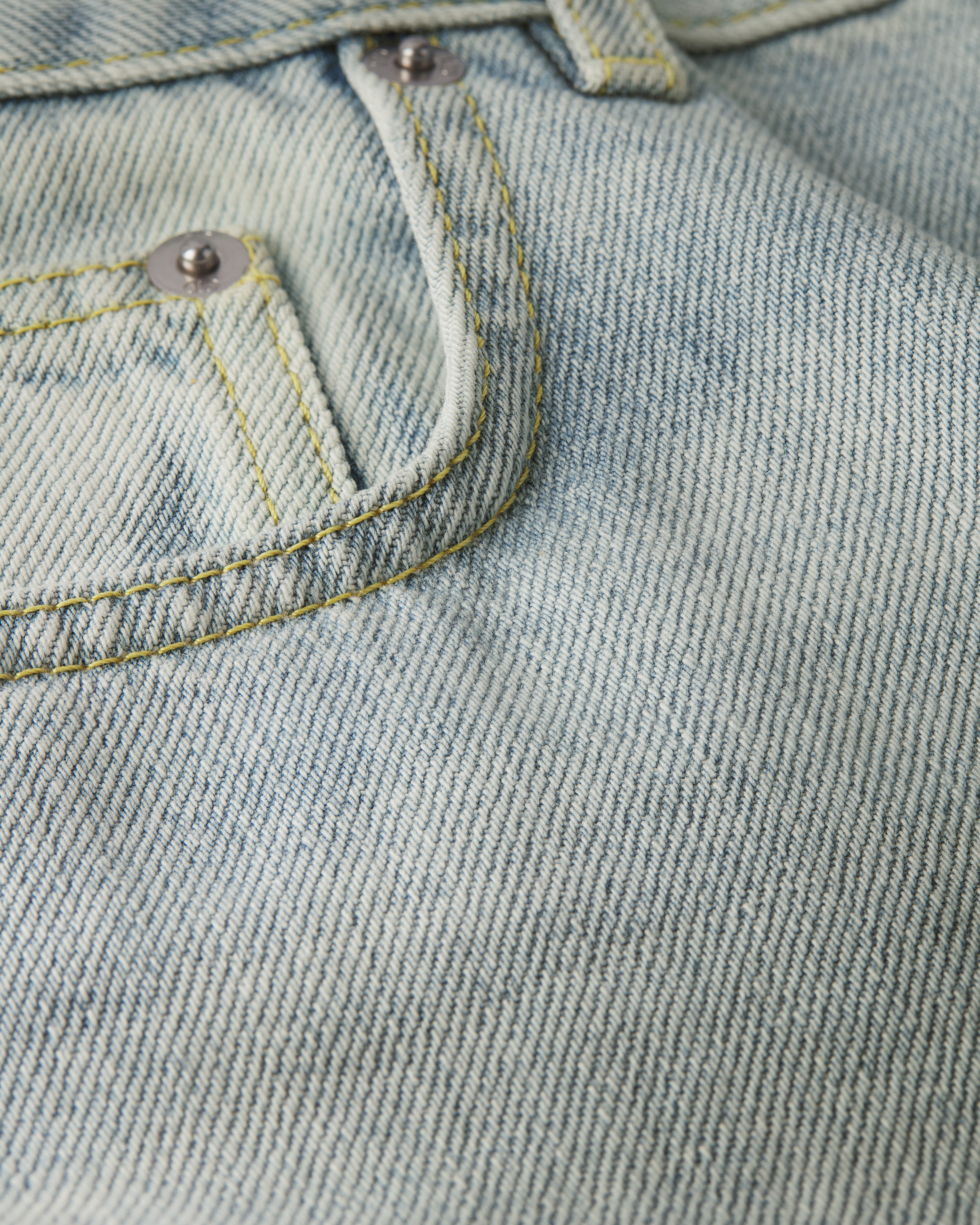 常规版型卷边牛仔裤 淡蓝色棉质牛仔布 E09