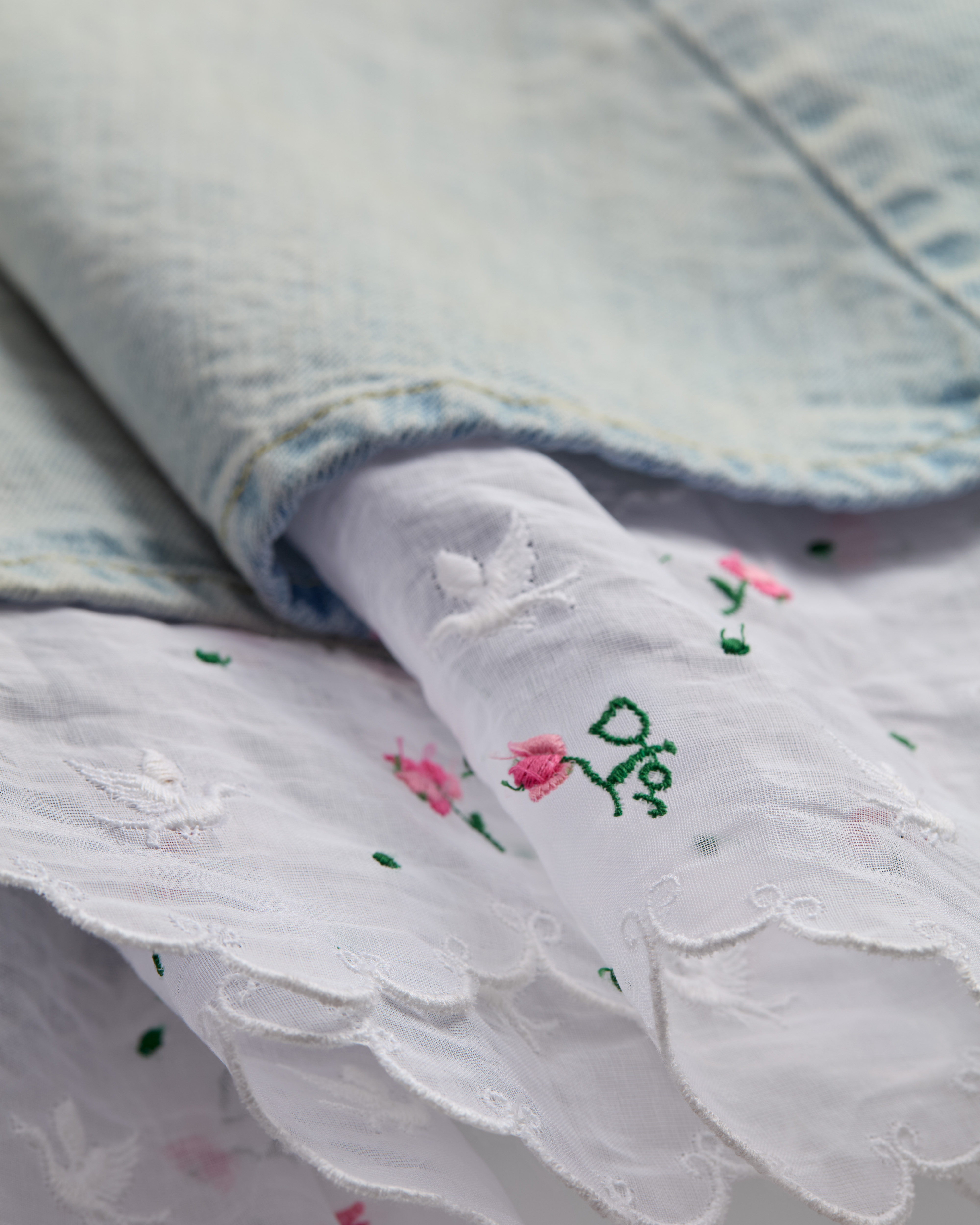 Dioramour 刺绣喇叭形连衣裙 淡蓝色棉质牛仔布和白色棉质面料多色 Doves & Roses 图案 E10