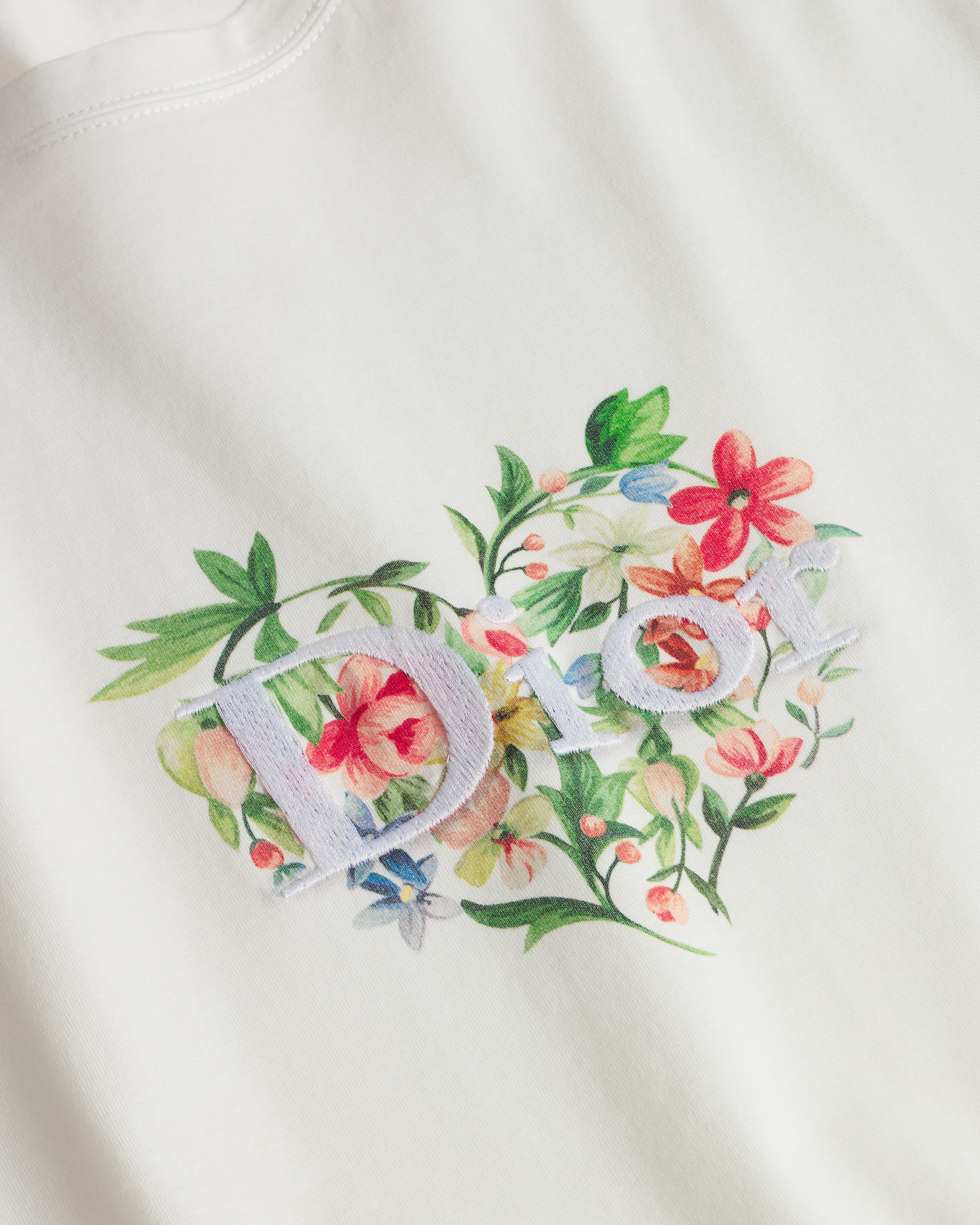 Dioramour 修身 T 恤 白色棉质平纹针织面料多色花卉心形图案 E09