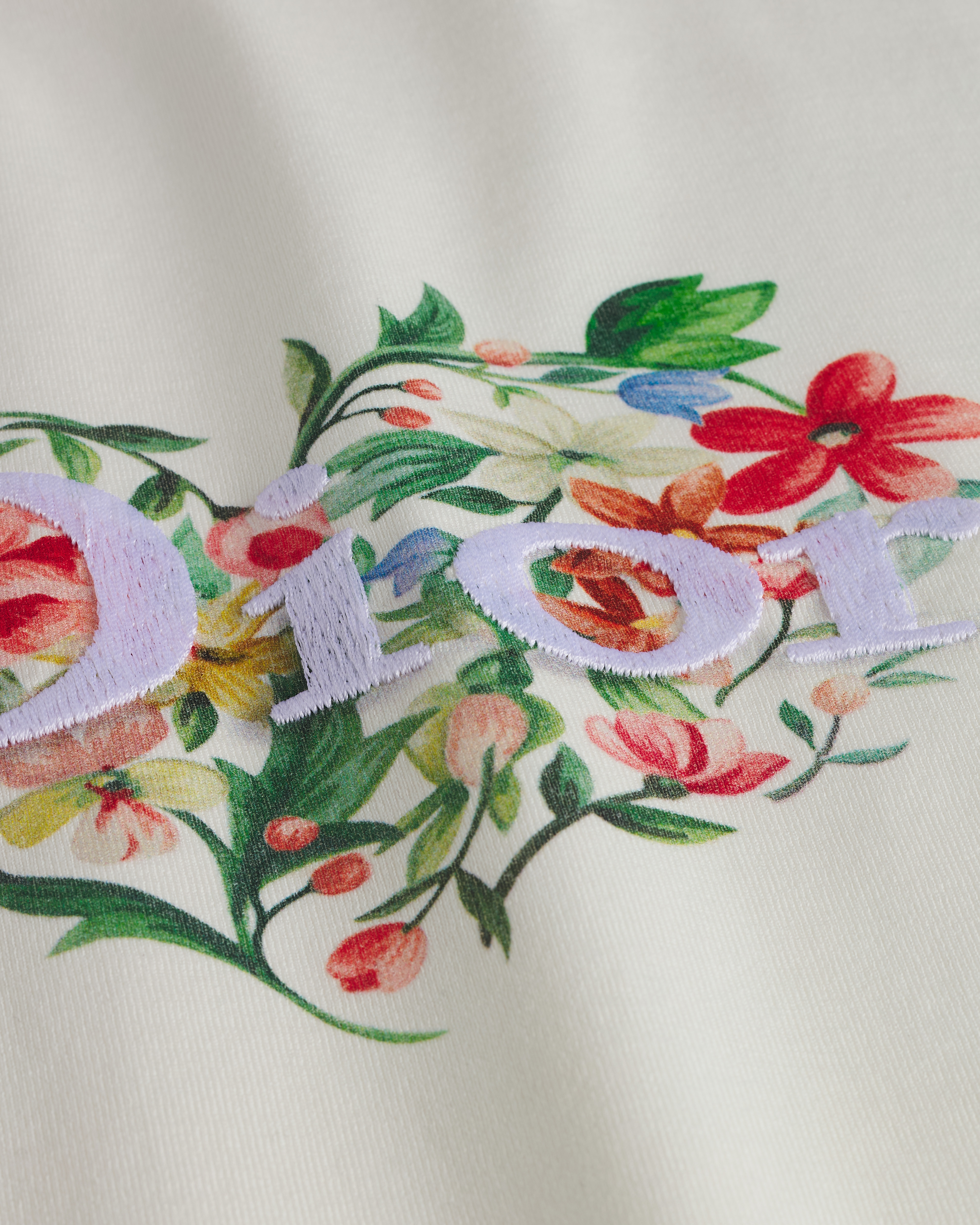 Dioramour 修身 T 恤 白色棉质平纹针织面料多色花卉心形图案 E10