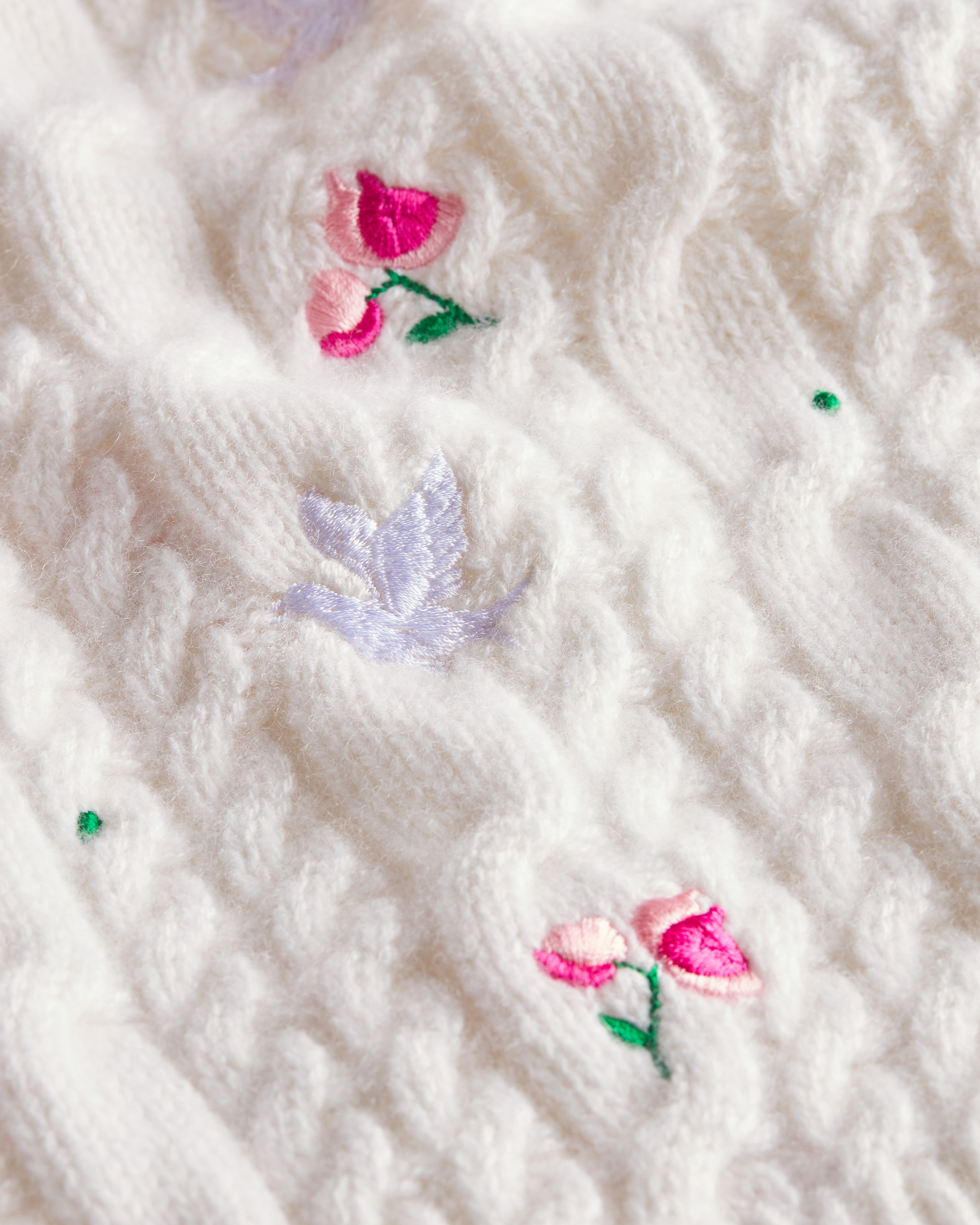 Dioramour 短袖针织衫 米白色山羊绒绞花针织面料多色 Doves & Roses 图案刺绣 E10