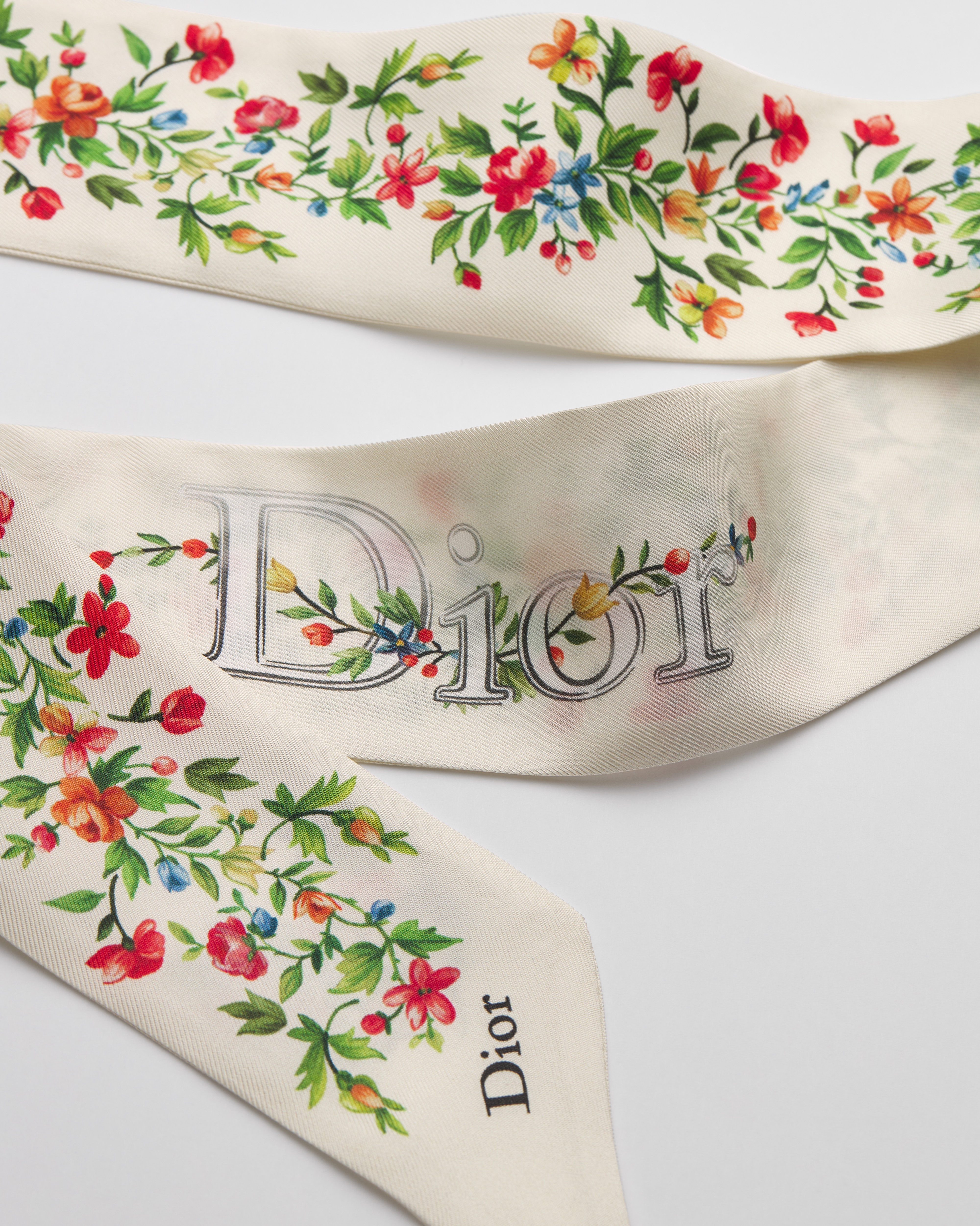 Dioramour Mitzah 丝巾 白色桑蚕丝斜纹面料多色 Floral Heart 图案 E09