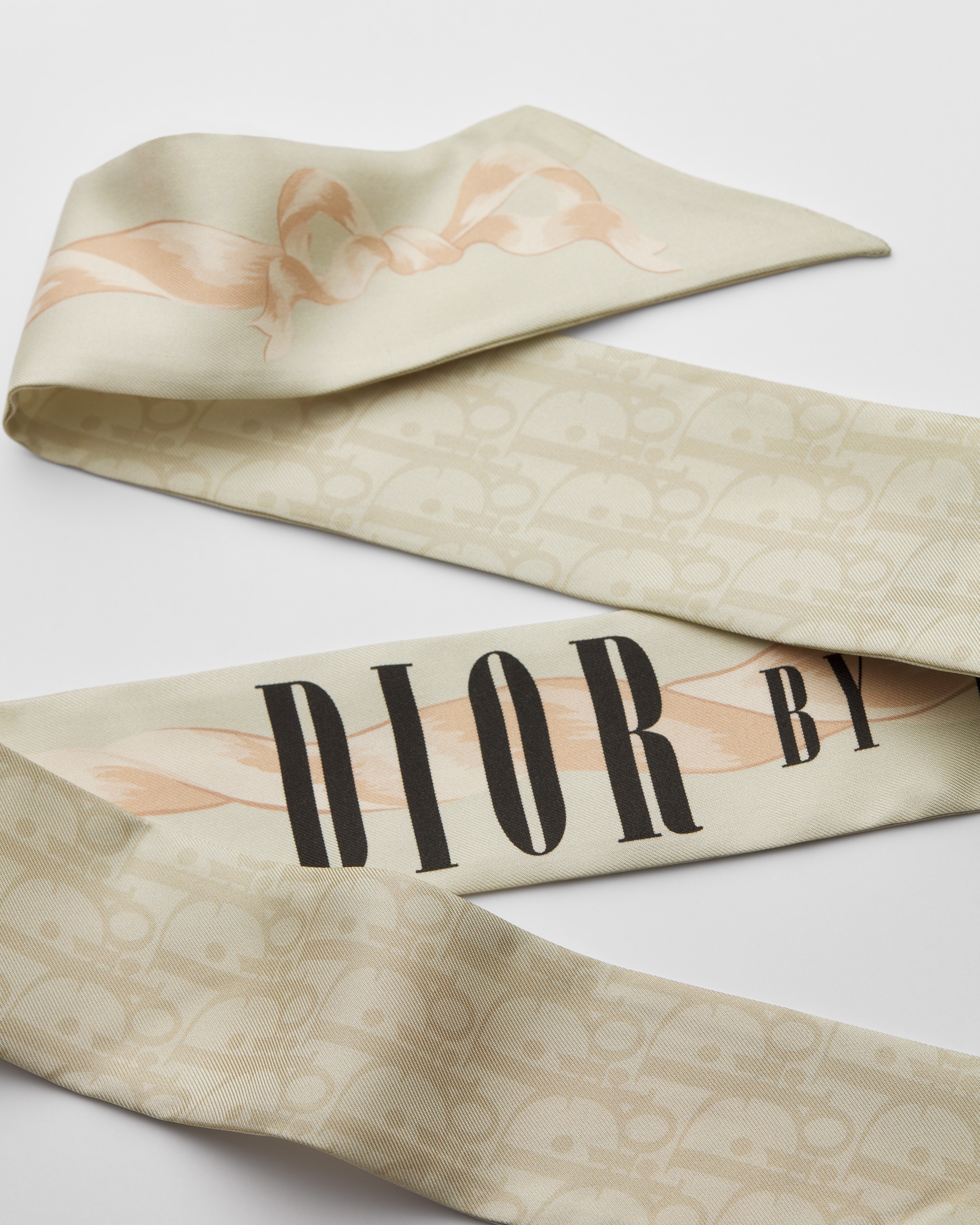 Mitzah 丝巾 米色桑蚕丝斜纹面料黑色 Book Cover 图案 E10