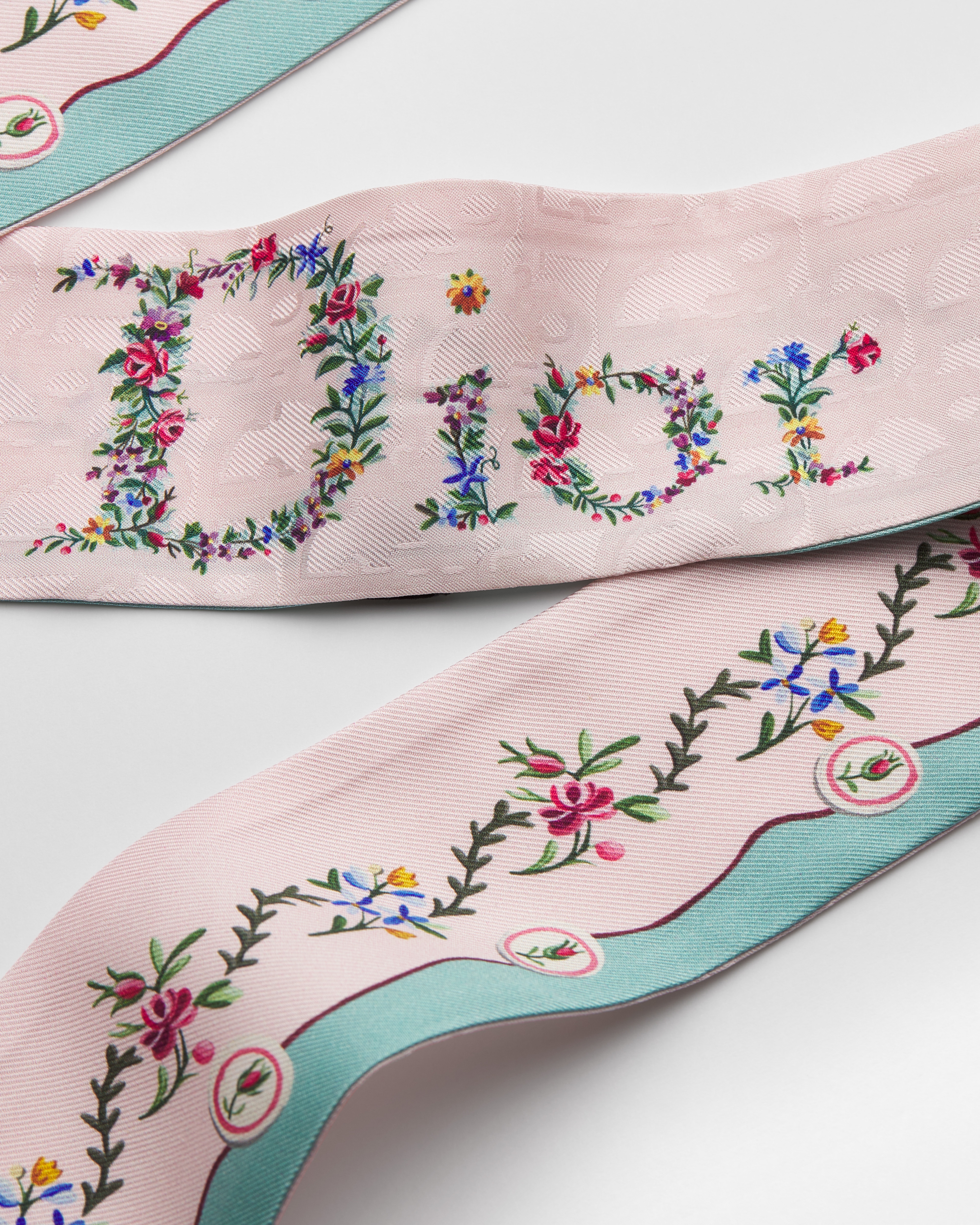 Dioramour Mitzah 丝巾 粉色桑蚕丝斜纹面料多色 Revolution Flowers 图案 E09