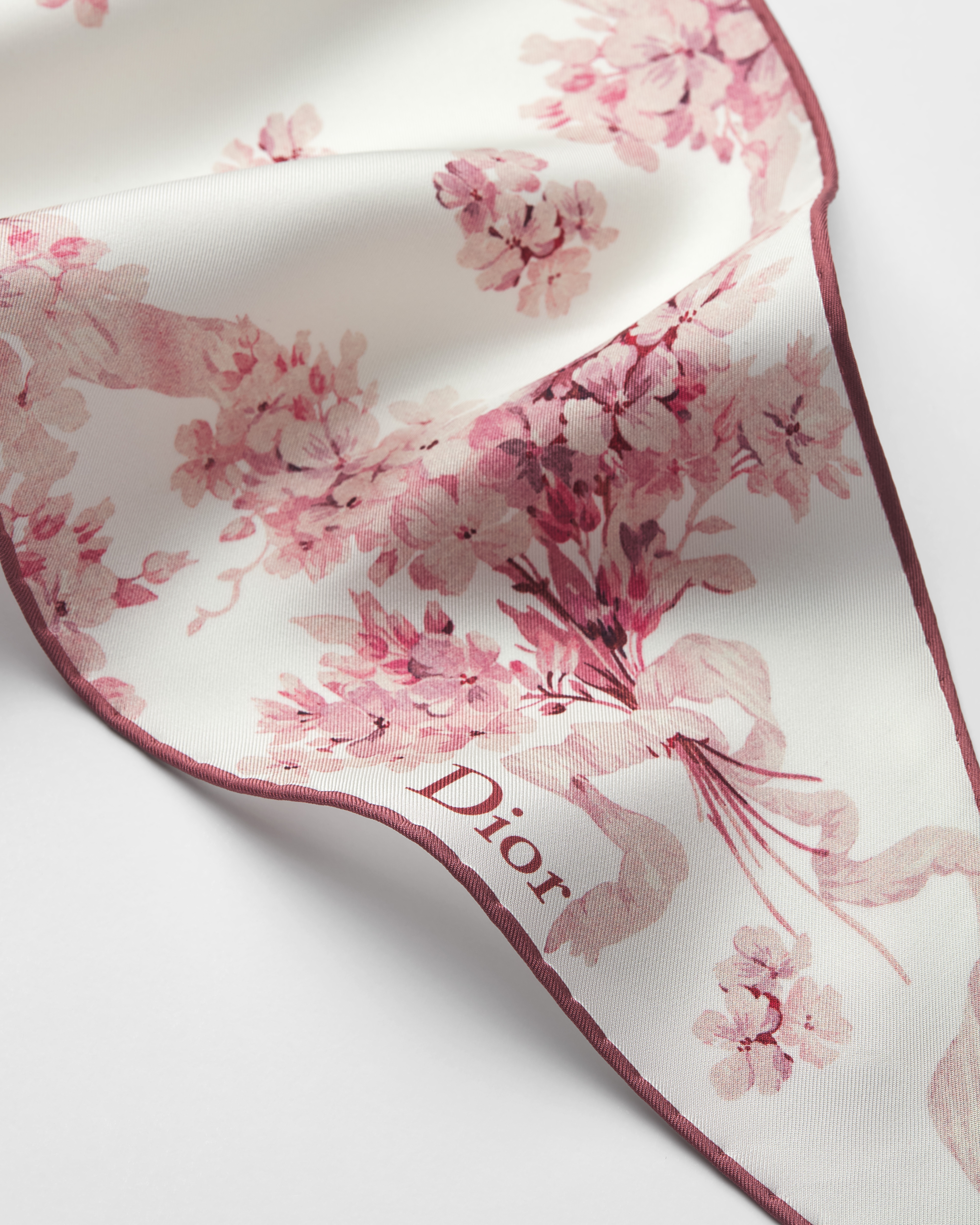 Dior Diamond 丝巾 象牙色桑蚕丝斜纹面料粉色 Dior Lilac Bouquet 图案 | DIOR CN