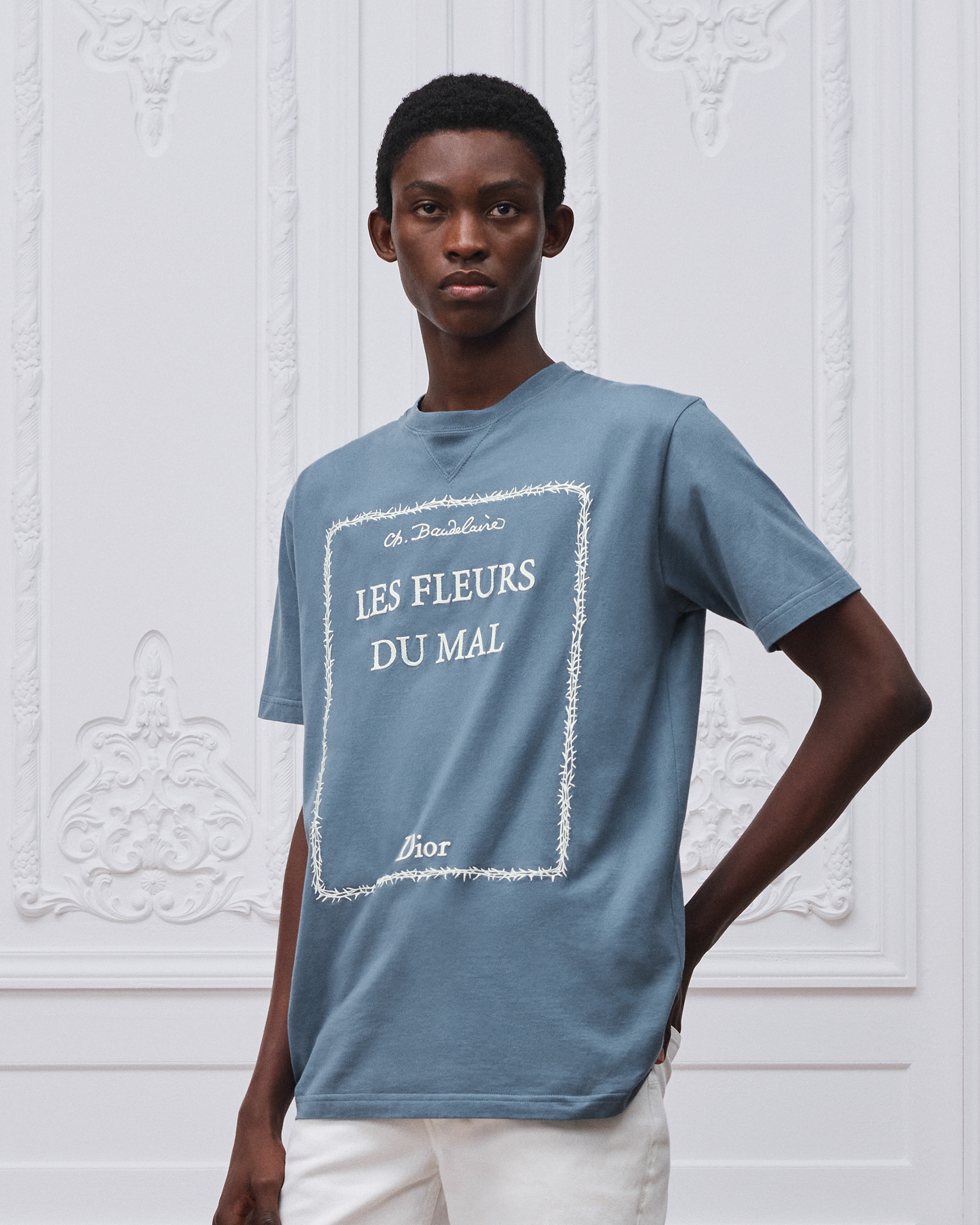 宽松版型 T 恤 蓝色和白色棉质平纹针织面料 Book Cover 图案刺绣 E14