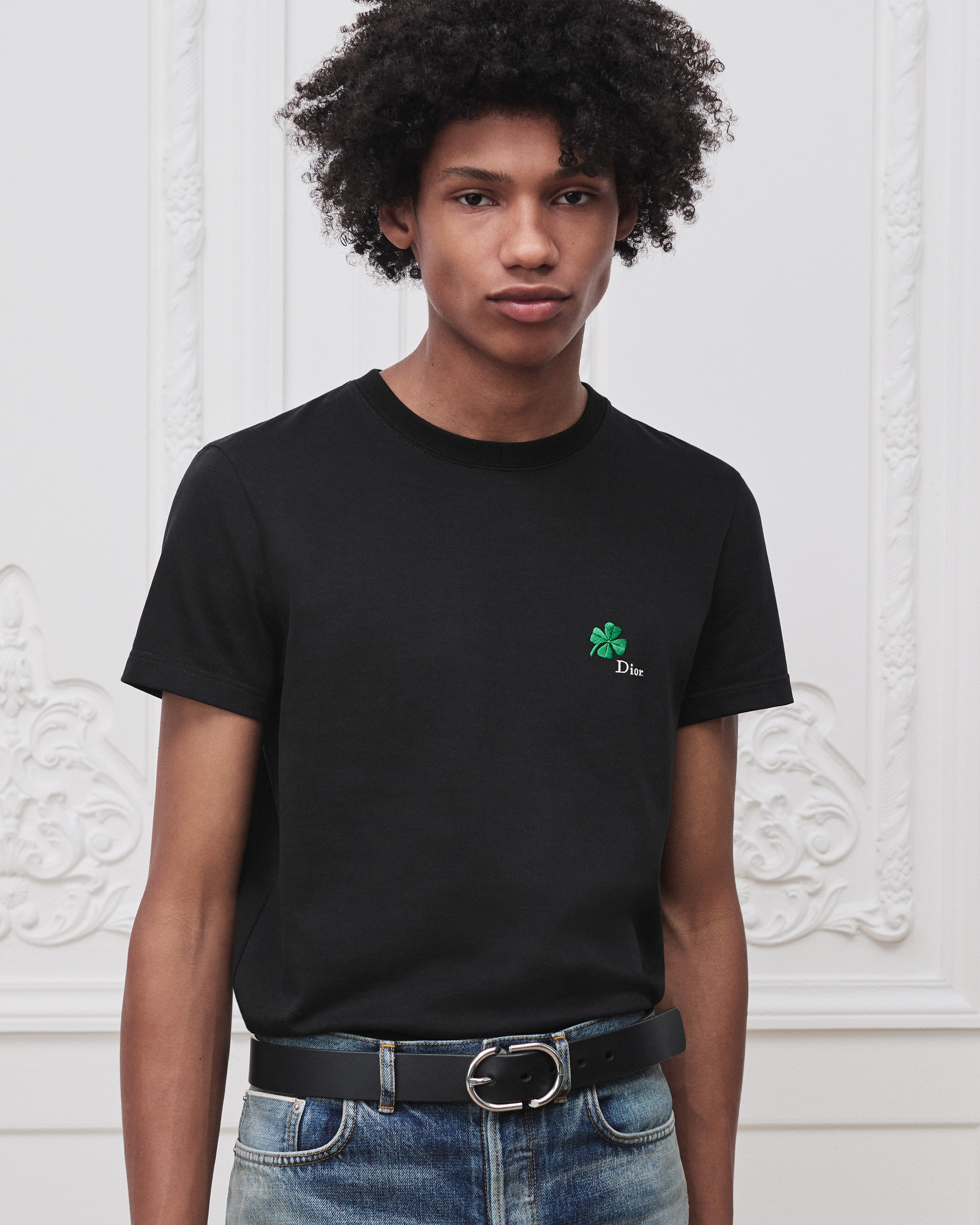 常规版型 T 恤 黑色棉质平纹针织面料 Dior Clover 图案刺绣 E14