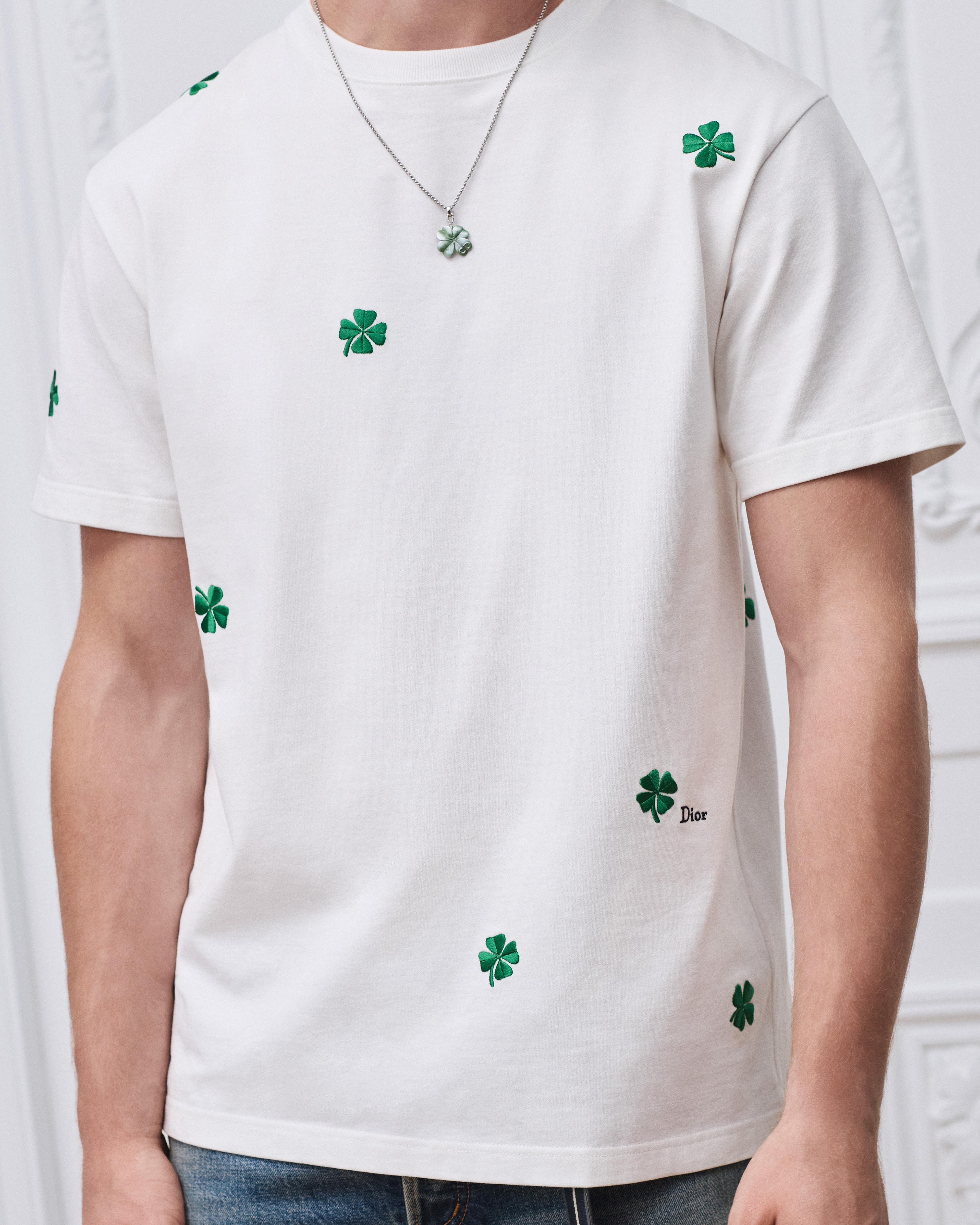 宽松版型 T 恤 白色棉质平纹针织面料 Dior Clover 图案刺绣 E14