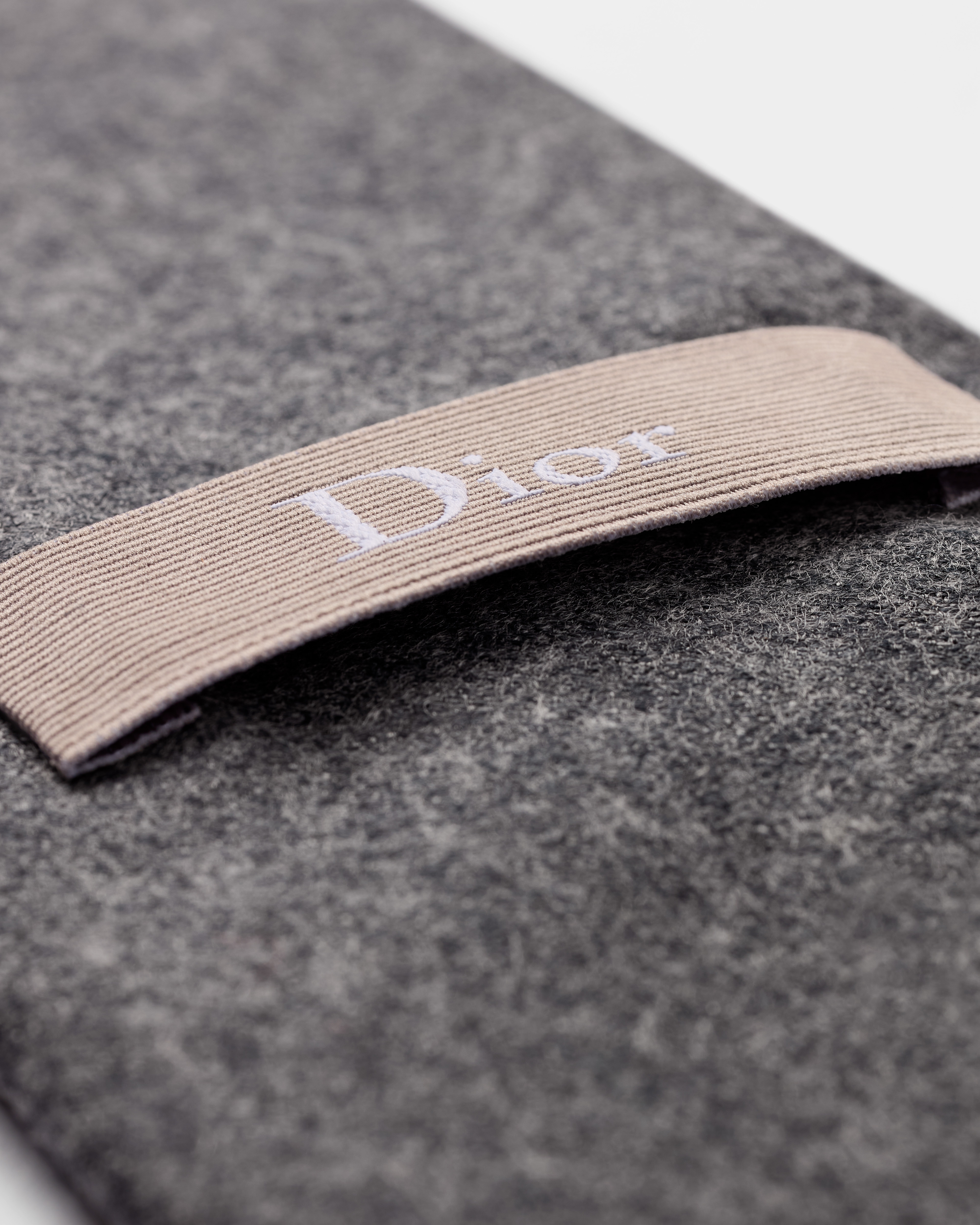 反扣式领带搭配 Dior 标签 浅灰色绵羊毛法兰绒面料 E11