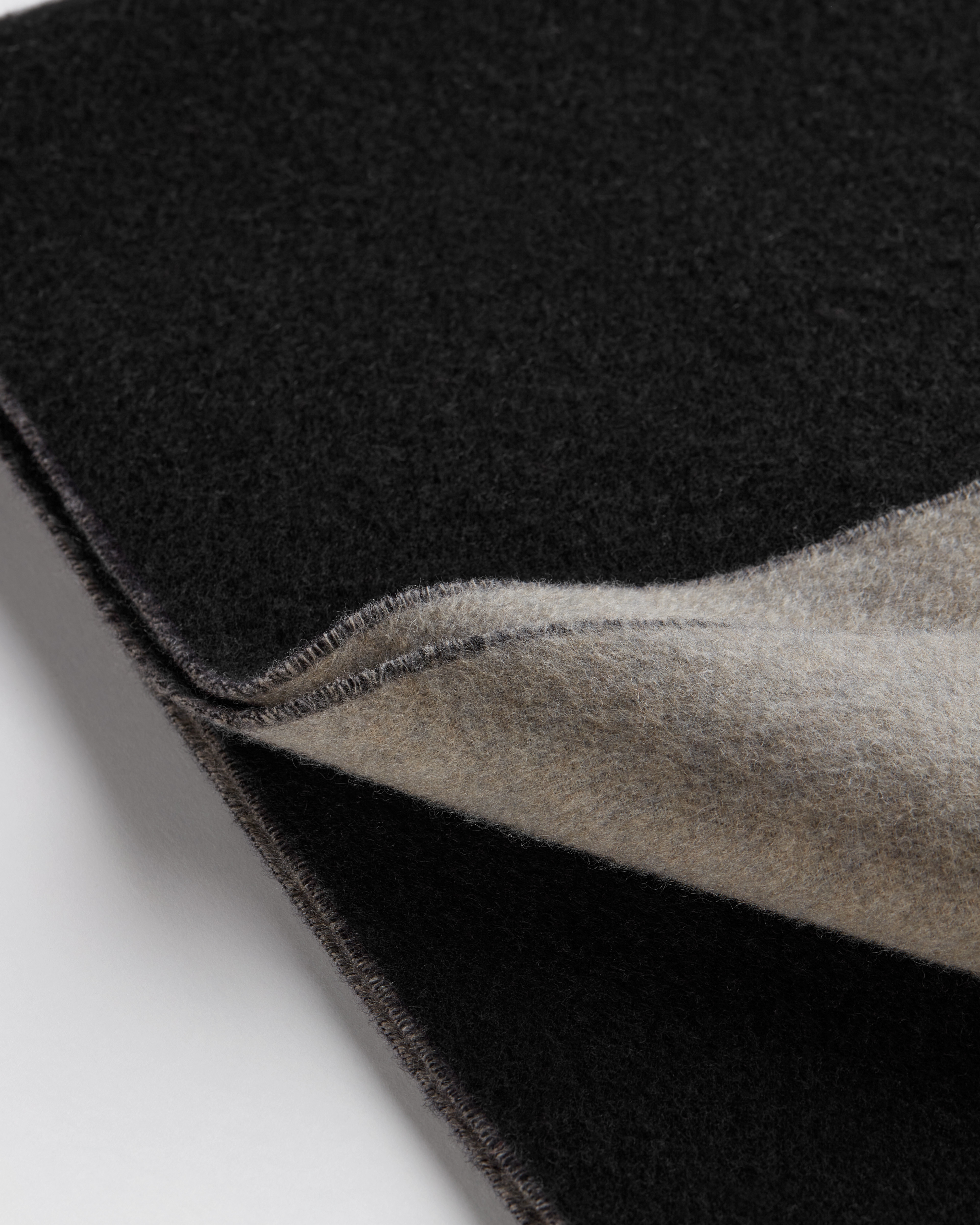 双面围巾 黑色和灰色绵羊毛和山羊绒混纺面料 Dior 刺绣 E10