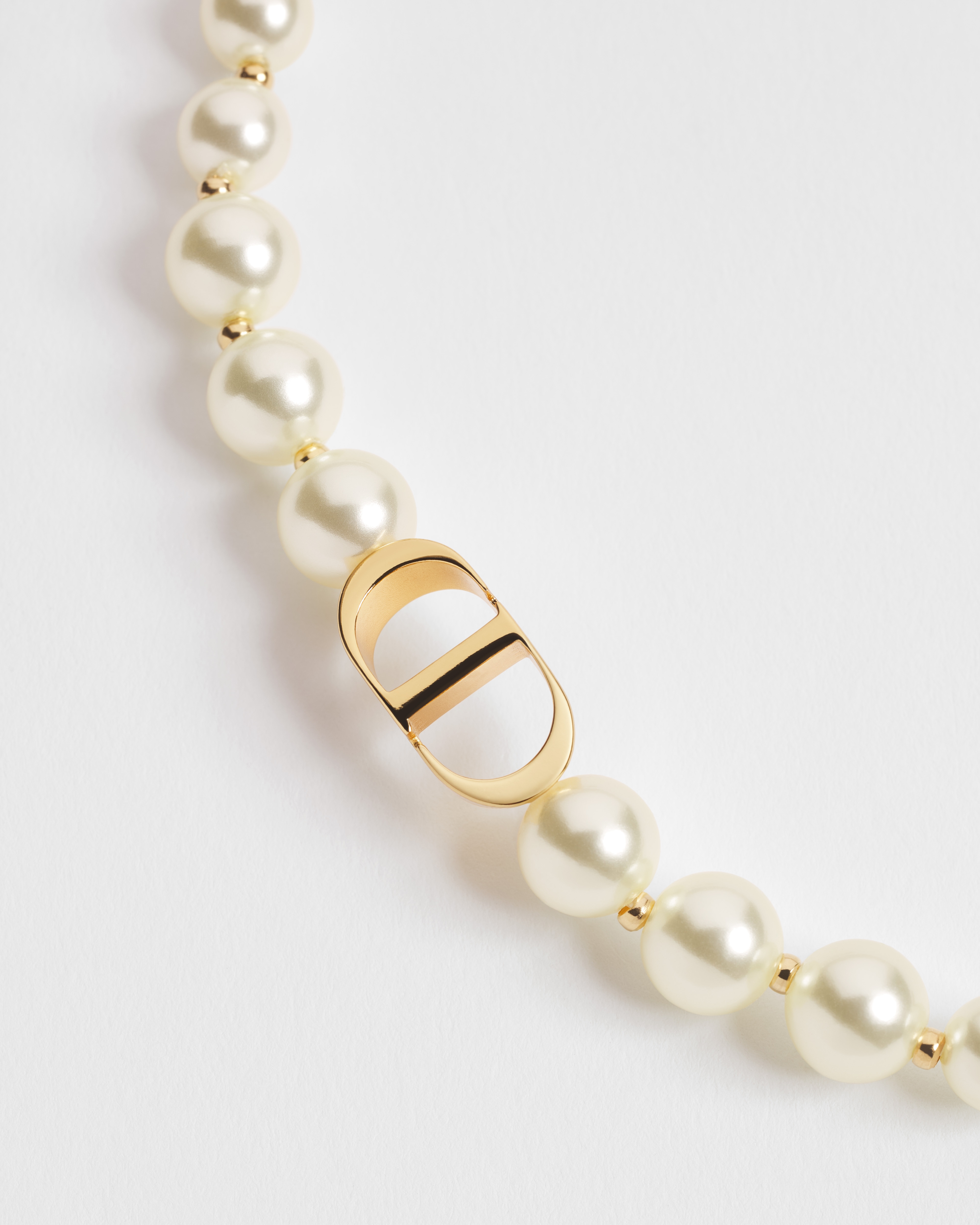 30 Montaigne 手链 金色饰面金属和白色树脂珠饰 E09