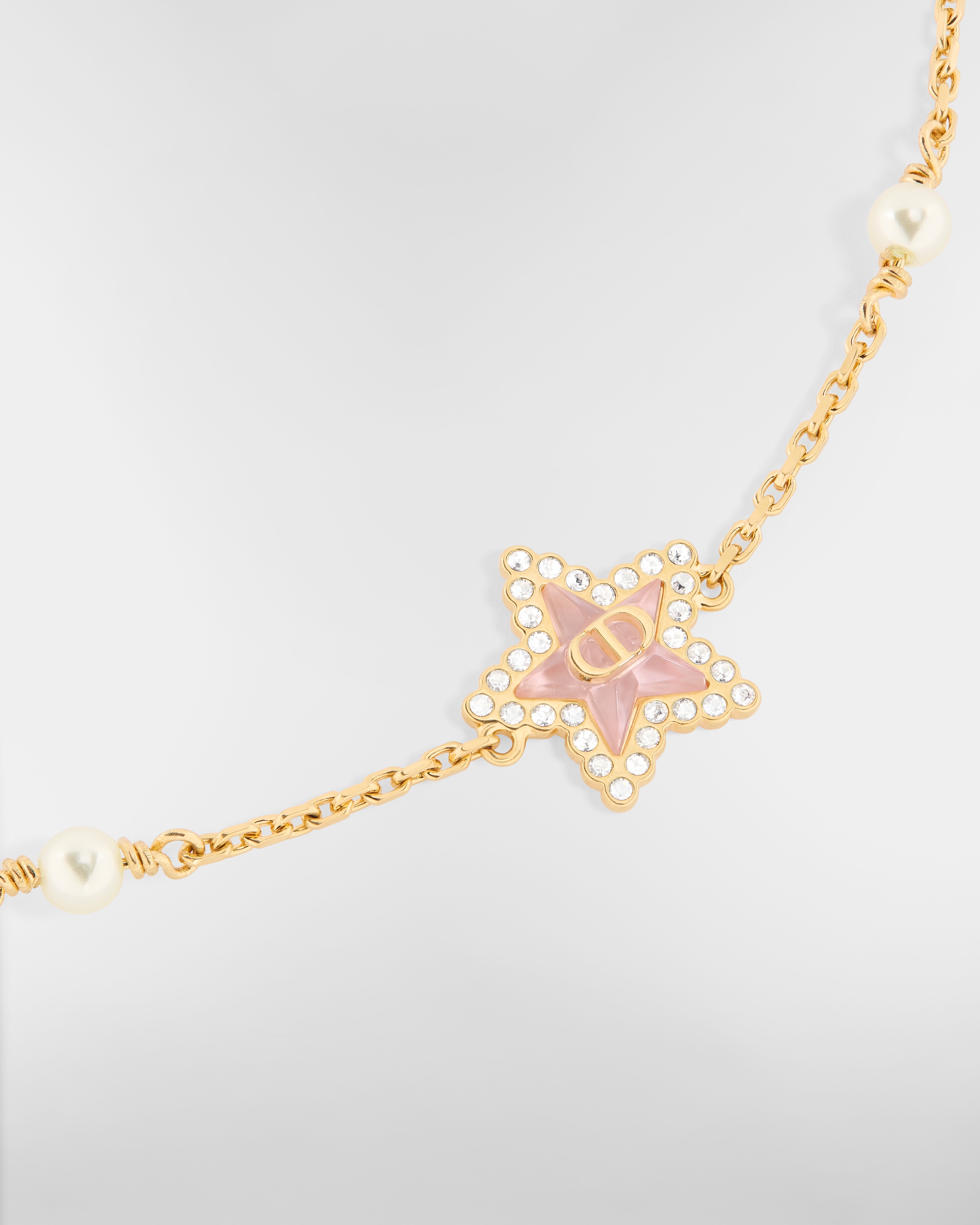 Petit CD Lucky Baroque 手链 金色饰面金属、白色树脂珠饰、银色调晶体和马卡龙粉色玻璃装饰 E09