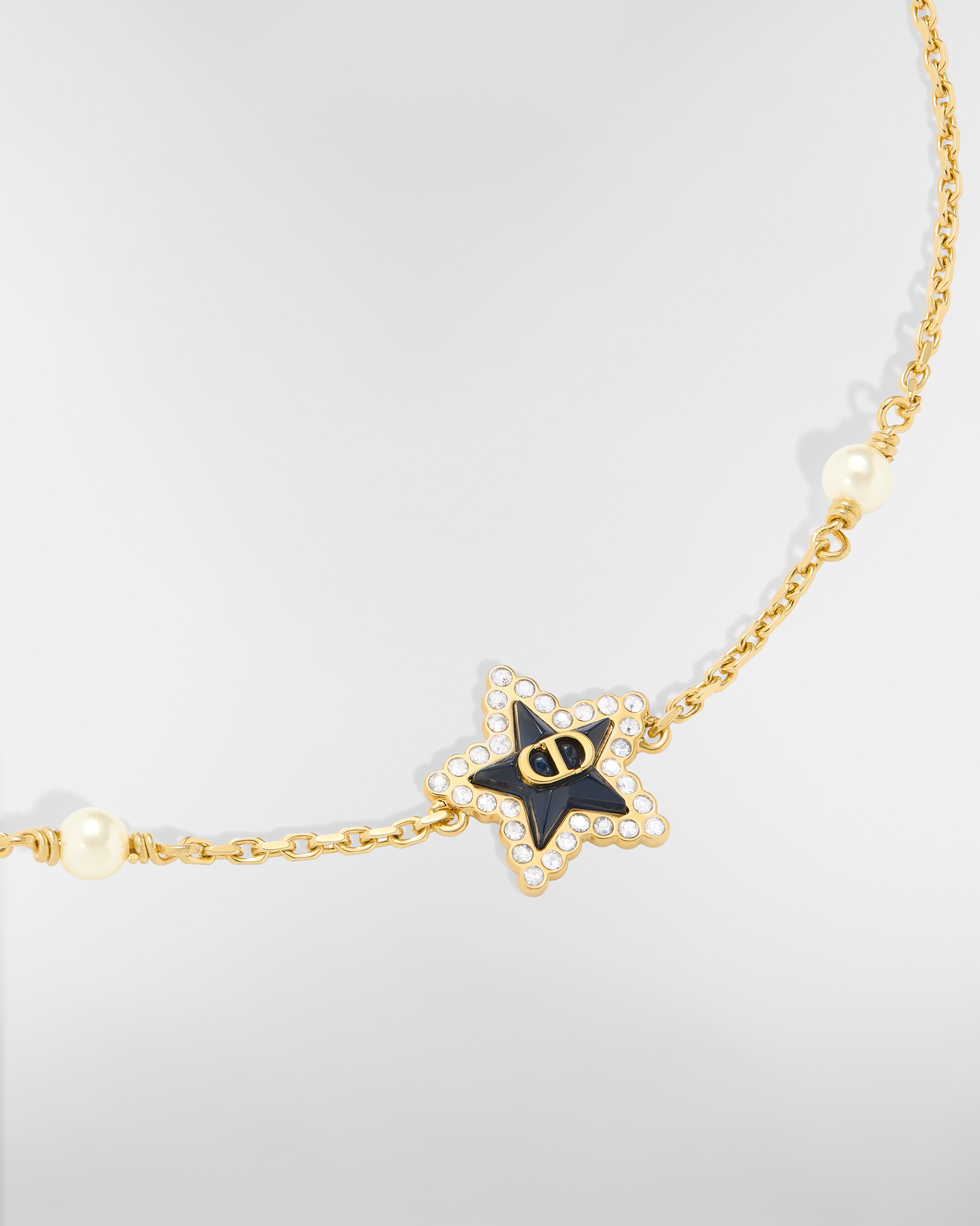 Petit CD Lucky Baroque 手链 金色饰面金属、白色树脂珠饰、银色调晶体和深海蓝色玻璃装饰 E09