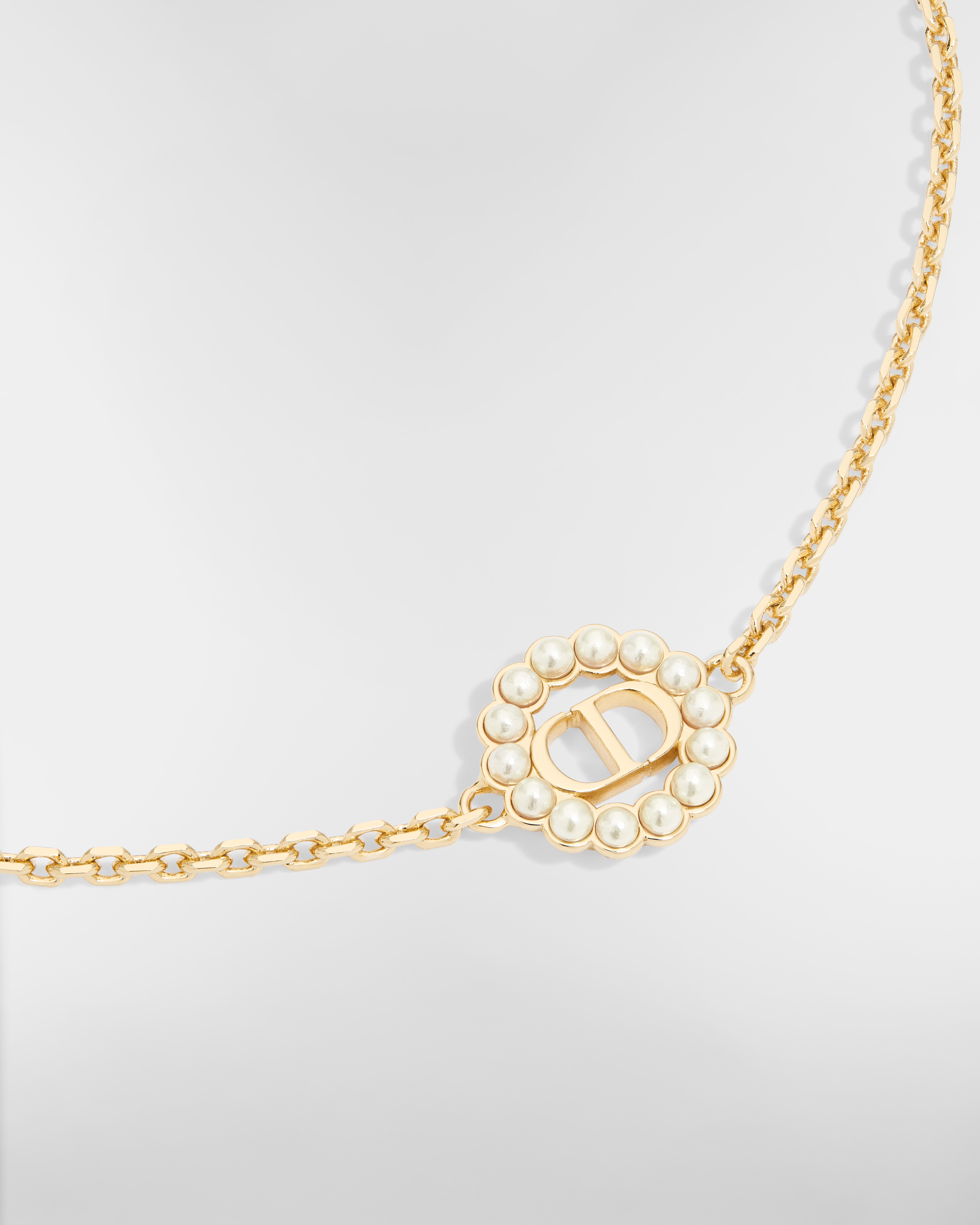 Petit CD Circle 手链 金色饰面金属和白色树脂珠饰 E09