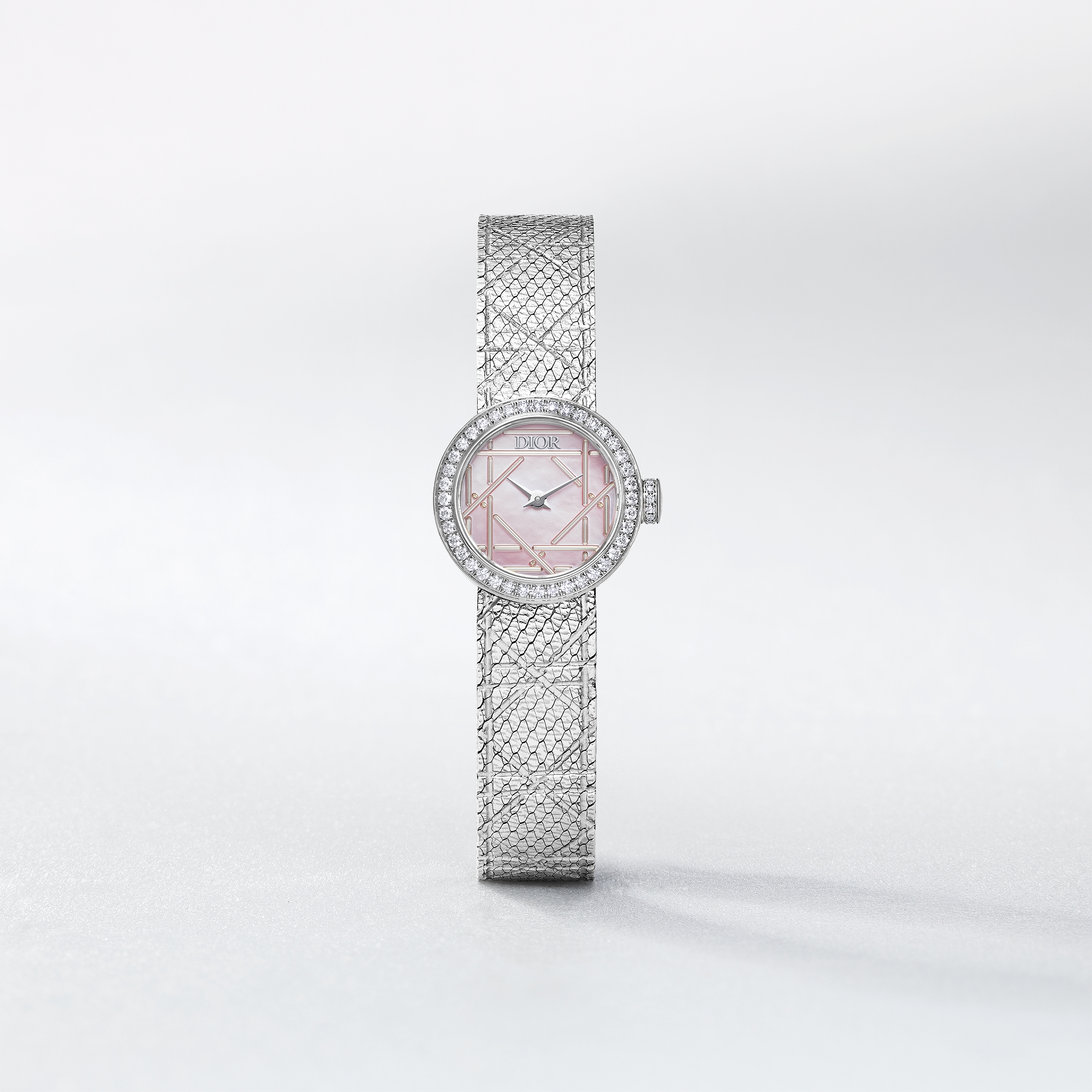 La Mini D My Dior 腕表 直径 19 毫米，钢、粉色珍珠母贝和钻石 E01