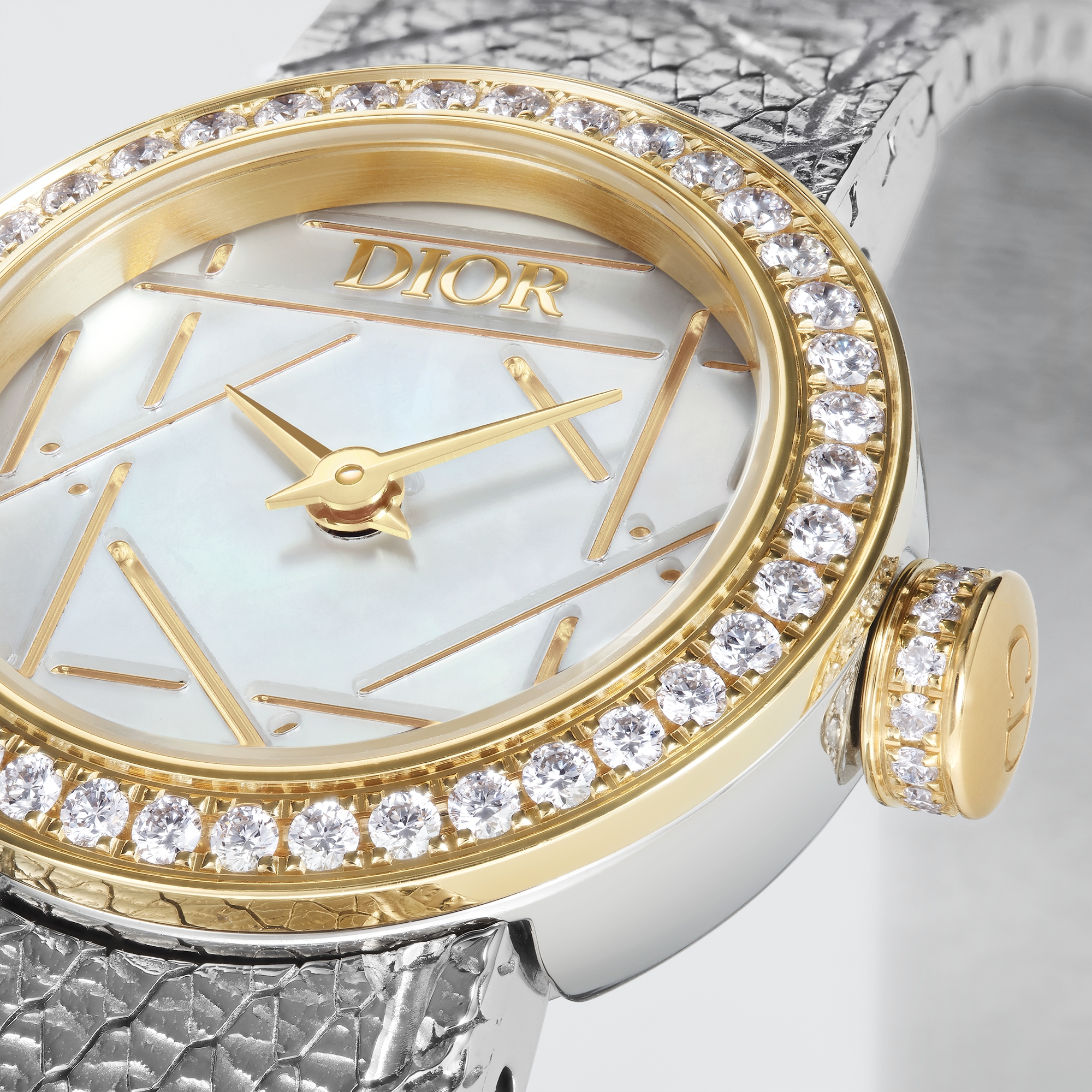 La Mini D My Dior 腕表 直径 19 毫米，钢、黄色 18K 金、白色珍珠母贝和钻石 E04